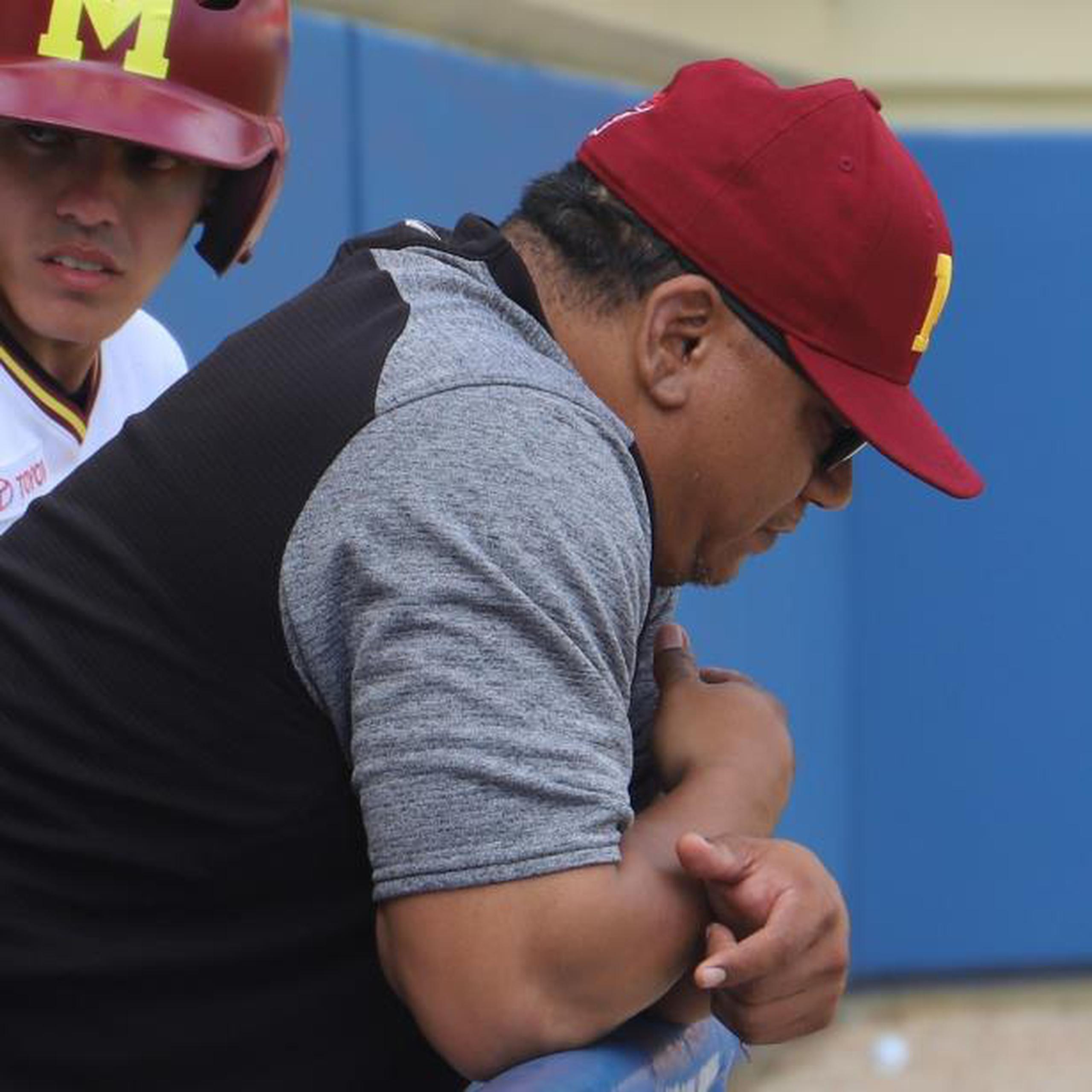 El dirigente de los Indios de Mayagüez, Robinson Cancel, luce pensativo durante el partido del viernes entre su equipo y los Gigantes de Carolina. (Para Primera Hora / Lester Jiménez)