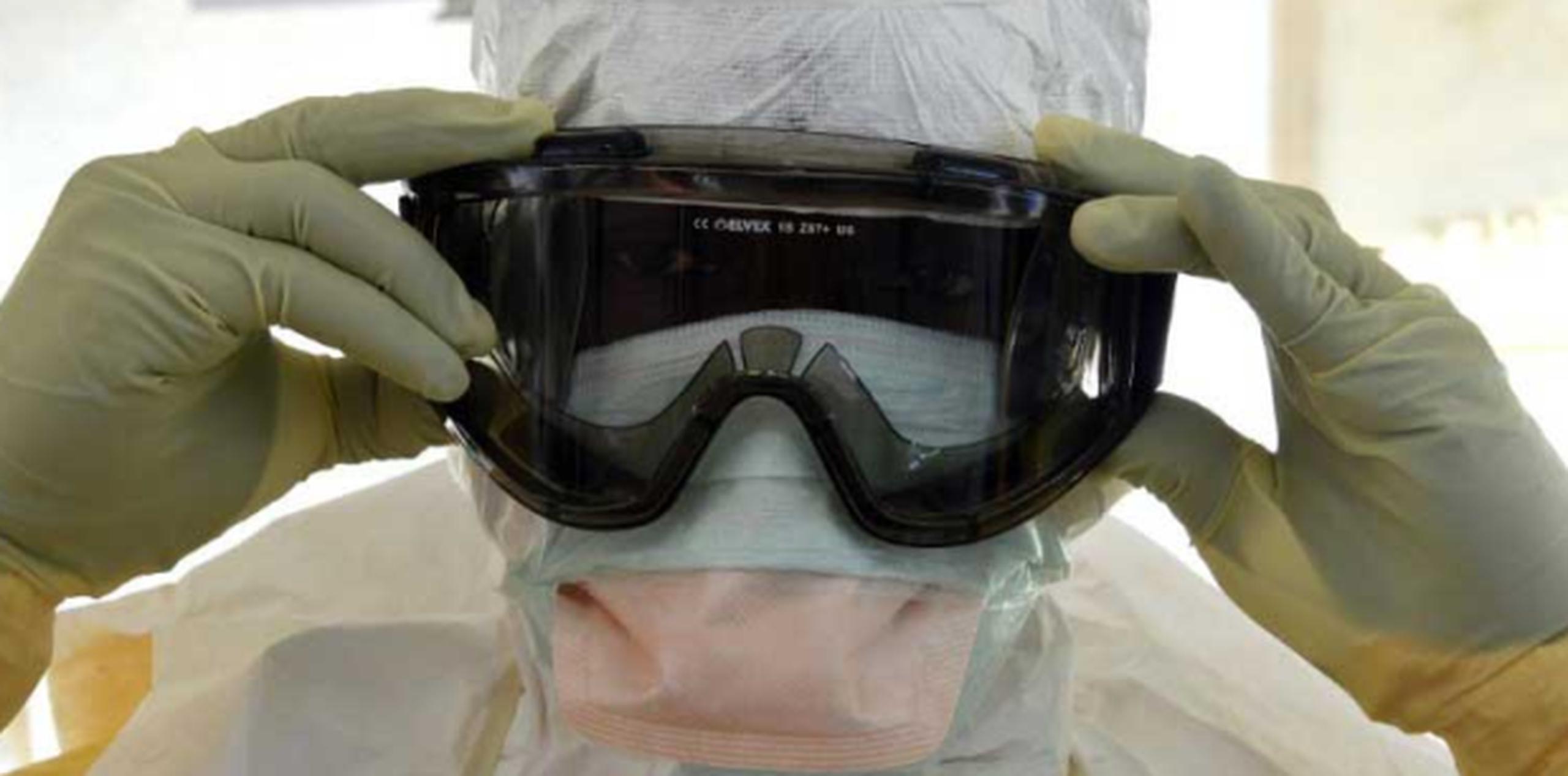 Las tropas estarán radicadas en Monrovia y serán comandadas por el general Gary J. Volesky. En la foto, un trabajador de salud, utiliza gafas protectoras en un centro de tratamiento del ébola en Monrovia. (AFP)
