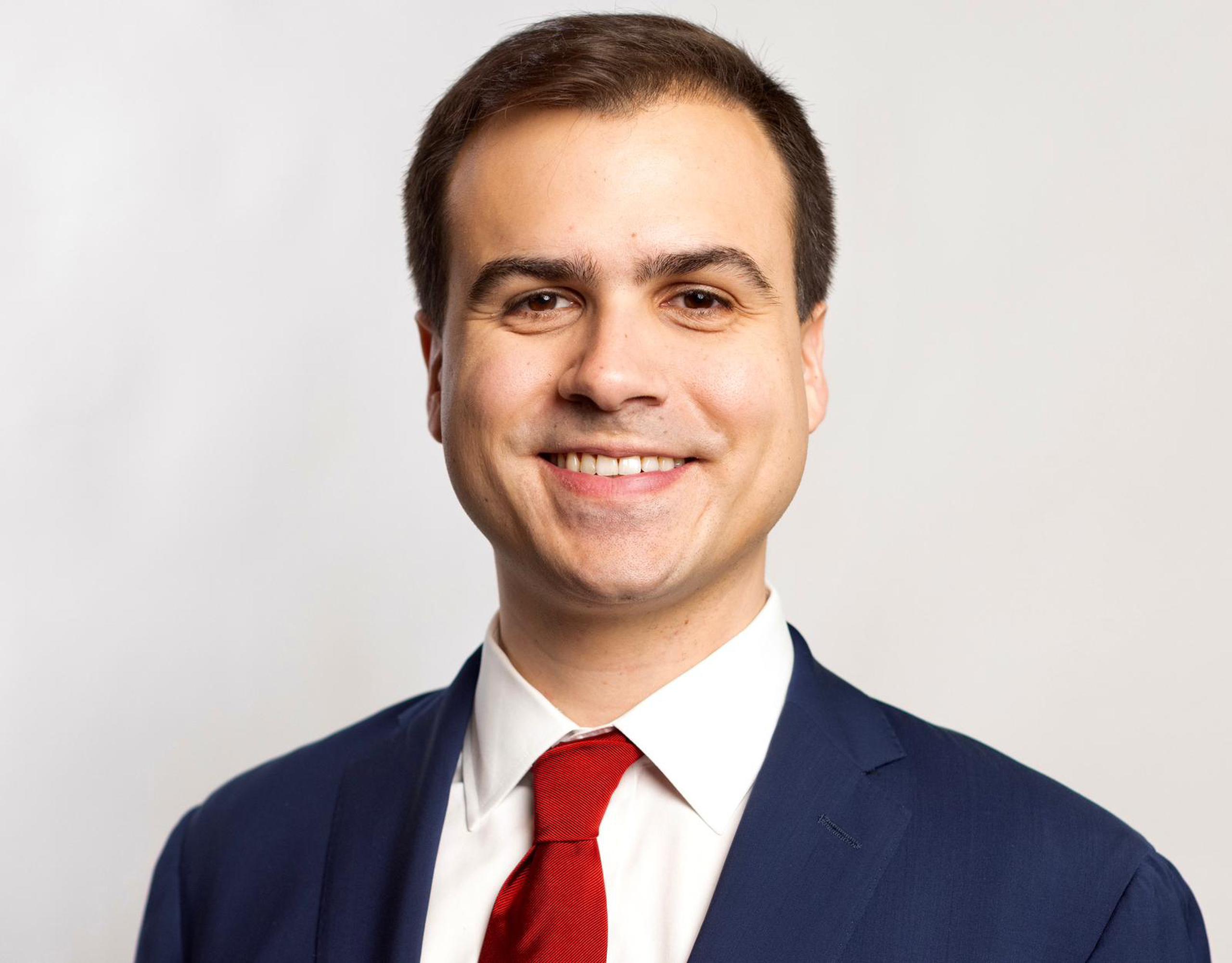Pablo José Hernández Rivera se graduó de la Universidad de Harvard y de la Escuela de Derecho de la Universidad de Stanford.