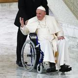 Papa Francisco, en silla de ruedas, afirma que envejecer es una bendición