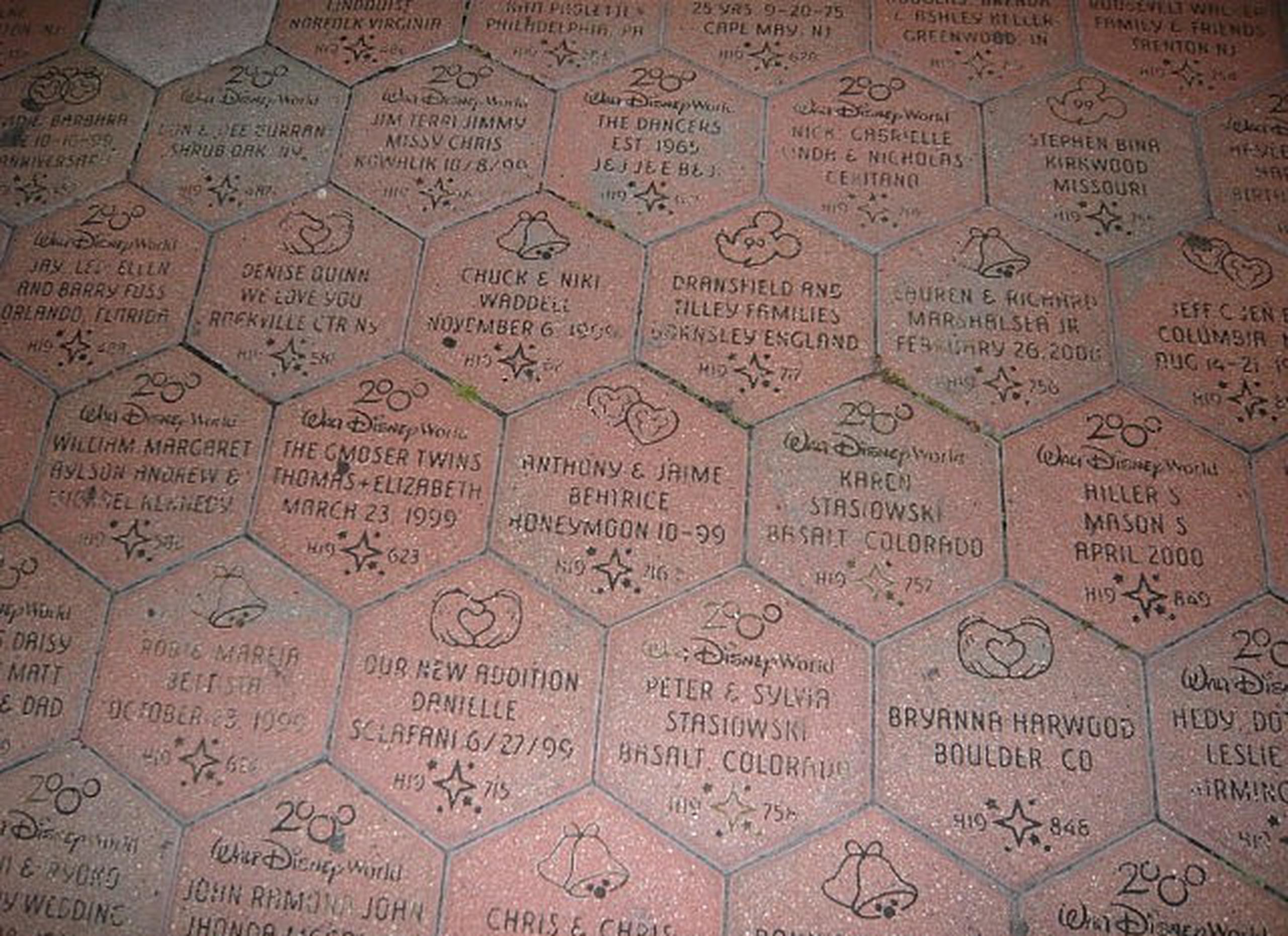 Ladrillos con nombres en la entrada de Magic Kingdom. (janetong.com)