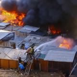 Fuego arrasa con 100 casas de madera en Chile 