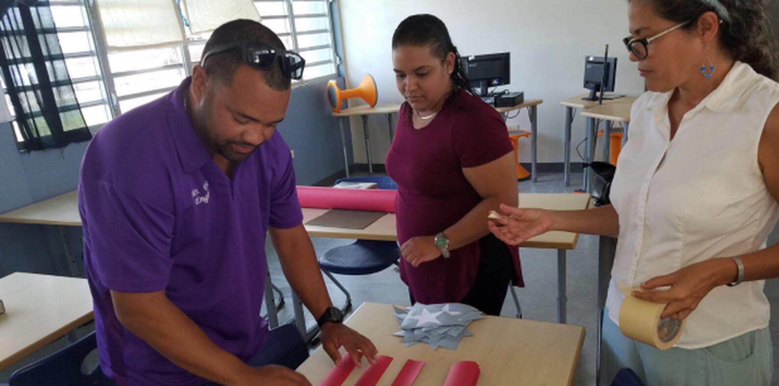 Parte de los facultativos preparaban ayer material instructivo que utilizarán estos días de inicio de clases tras el impacto del ciclón en Puerto Rico. (bfigueroa@primerahora.com)