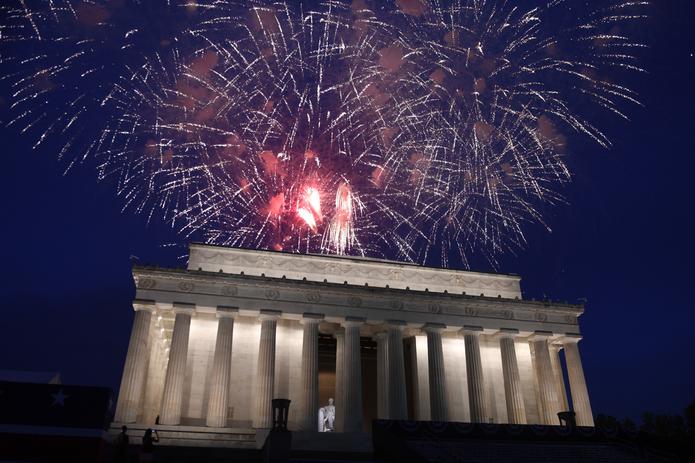 Fuegos artificiales estallan sobre el Monumento a Lincoln, en Washington, 4 de julio del año pasado
