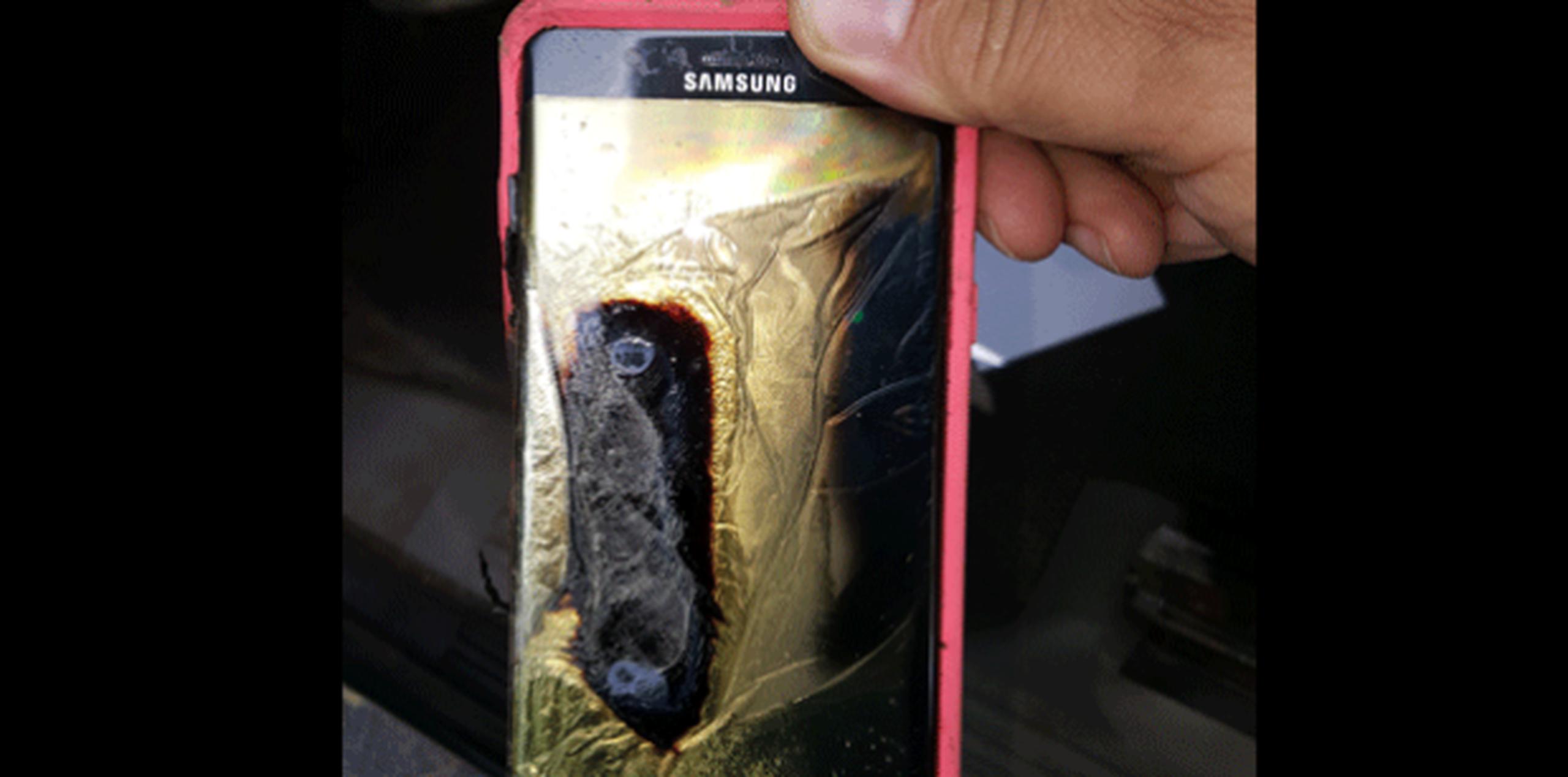 Según Prensa Asociada, Samsung y las autoridades estadounidenses investigan numerosas denuncias de fuegos y explosiones de estos dispositivos móviles.  (AP)