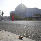 Ocupantes de una guagua azul disparan al Capitolio