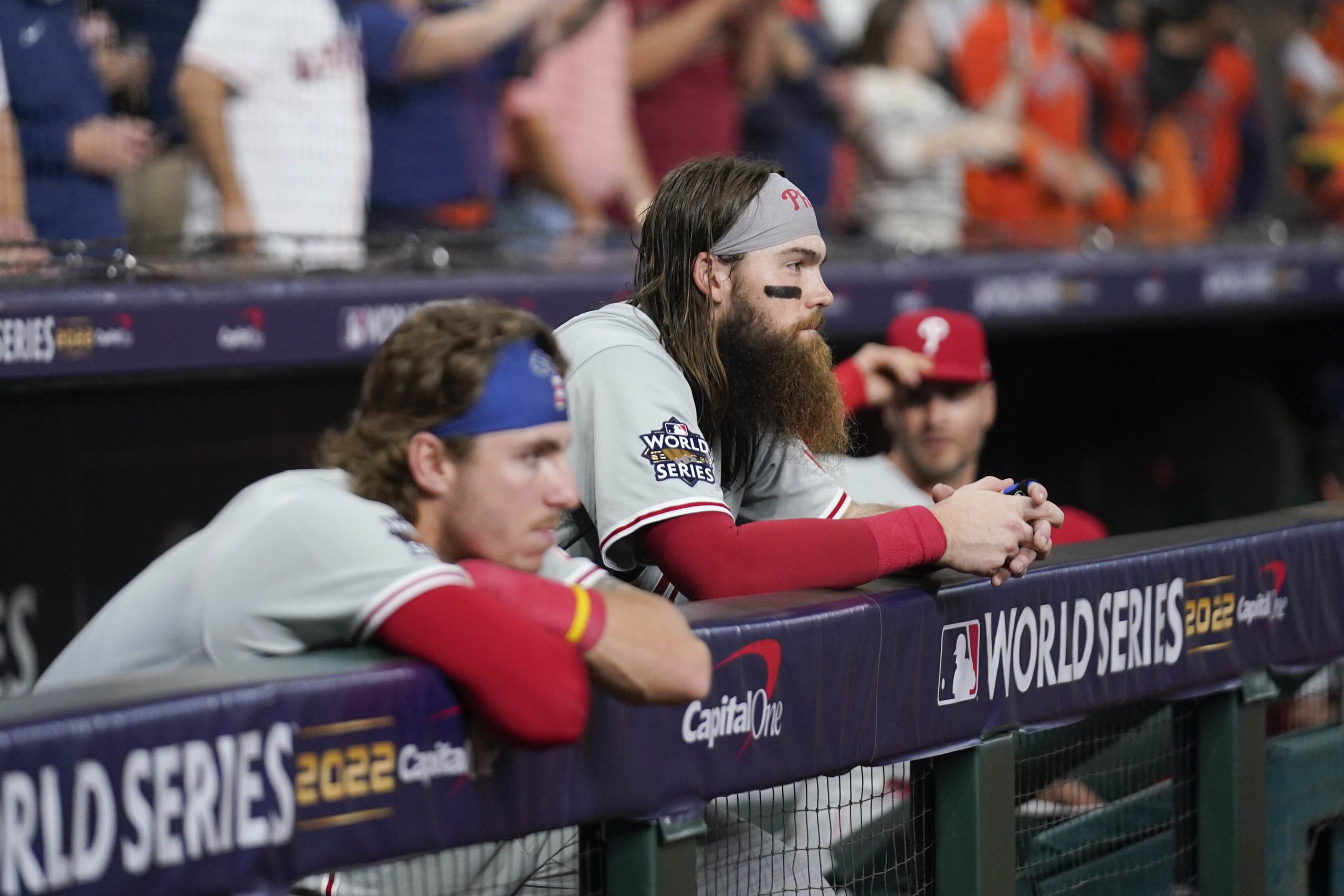 Los Phillies de Filadelfia observan el festejo de los Astros de Houston tras perder la Serie Mundial.