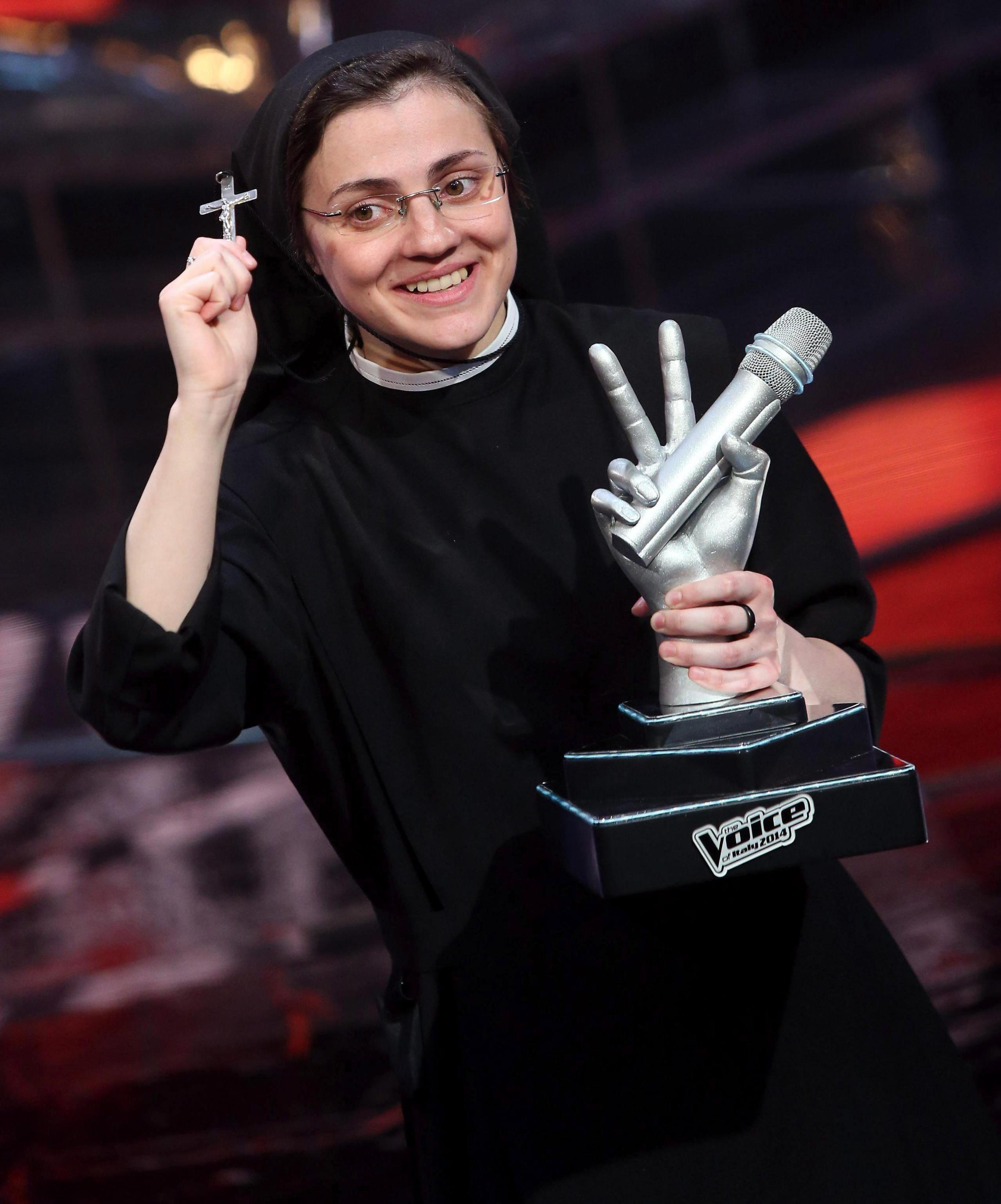 Fotografía de la monja Cristina Scuccia tras ganar la versión italiana del concurso "La Voz", el 5 de junio de 2014. EFE/Matteo Bazzi
