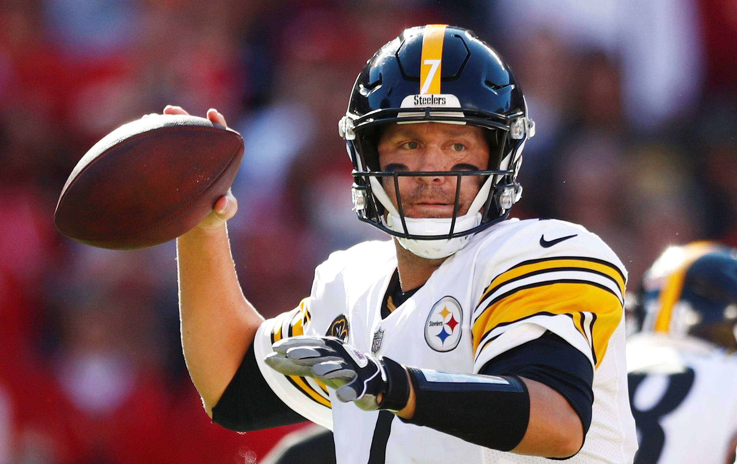 El pasador de los Steelers, Ben Roethlisberger, busca con quién conectar en el juego del domingo.