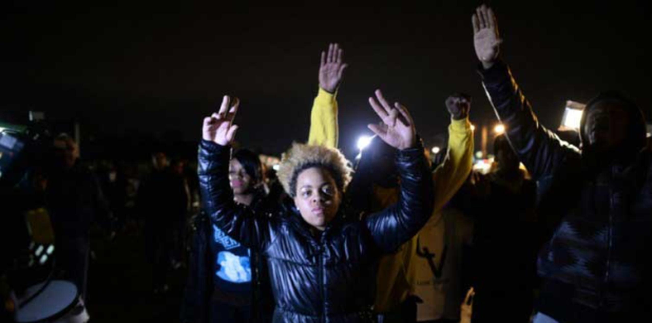 El FBI envió a cerca de 100 agentes más a Ferguson para ayudar a las corporaciones de seguridad. (AFP)
