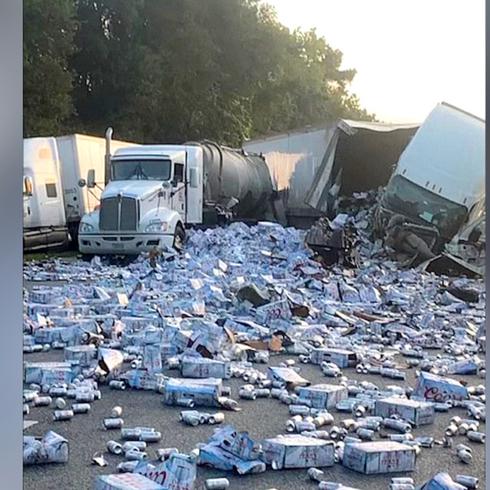Cientos de cervezas salen volando en accidente en Florida