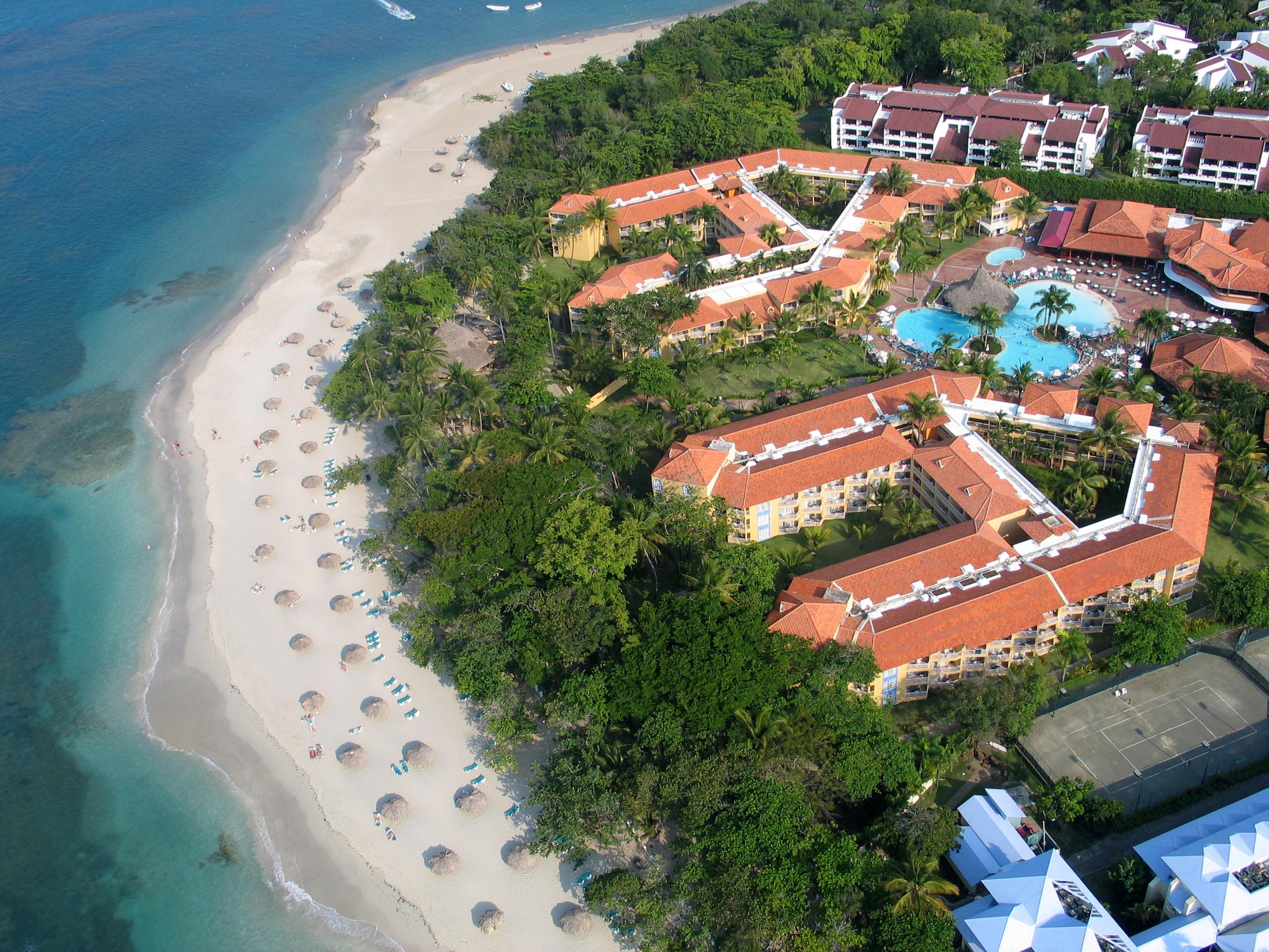 Este extenso hotel cuenta con campo de golf y acceso directo a la playa.
