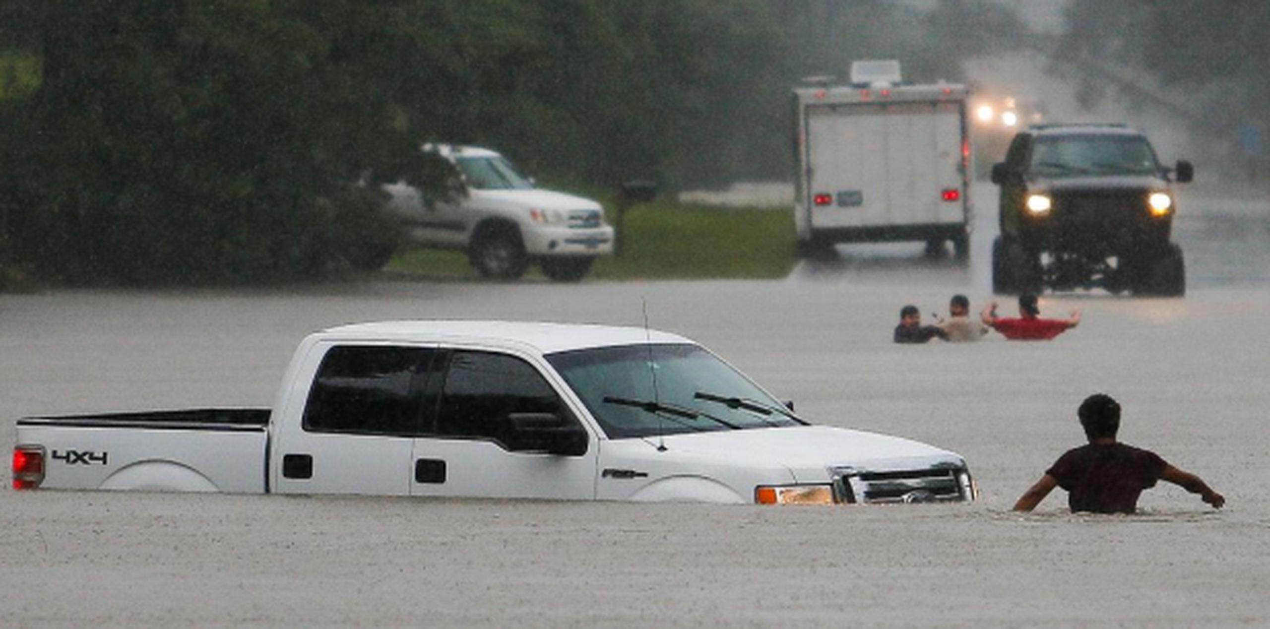 A lo largo del crecido río Brazos, cerca de Houston, autoridades penales en Texas estaban evacuando a unos 2,600 reclusos de dos prisiones debido a esperadas inundaciones. (AP)