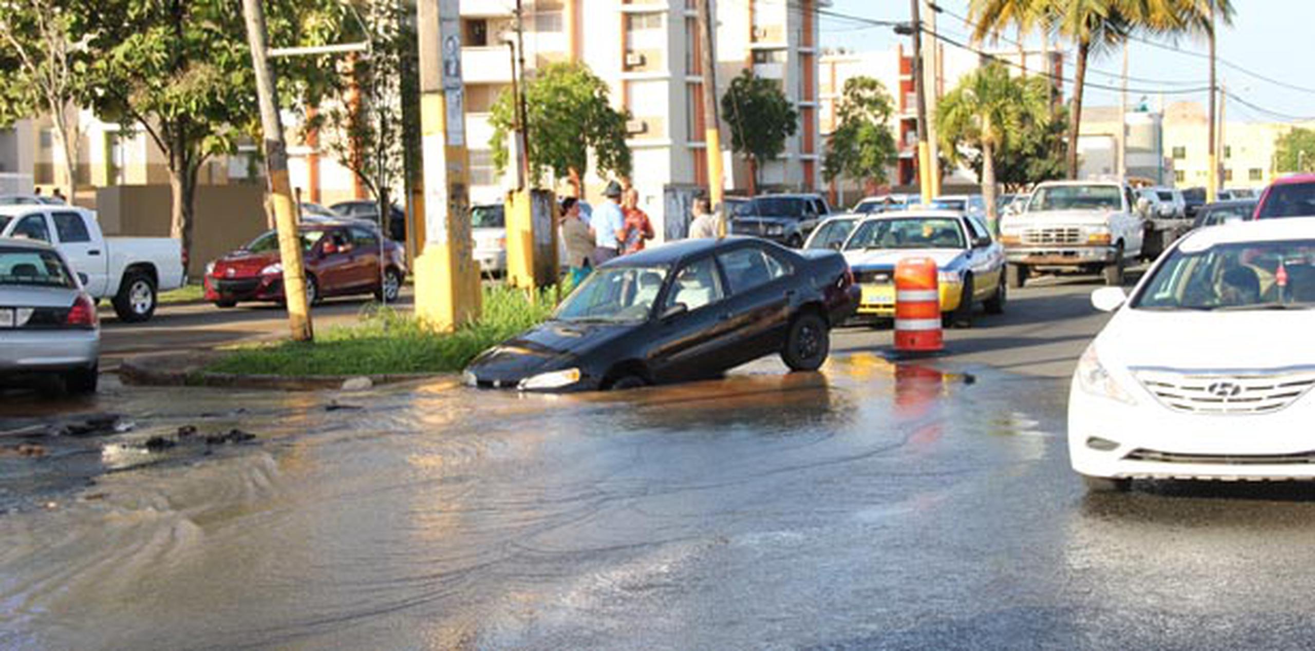Por lo pronto, se informó que se ha afectado el tránsito en el área, donde se reporta mucha agua que brota del hueco. (alex.figueroa@gfrmedia.com)