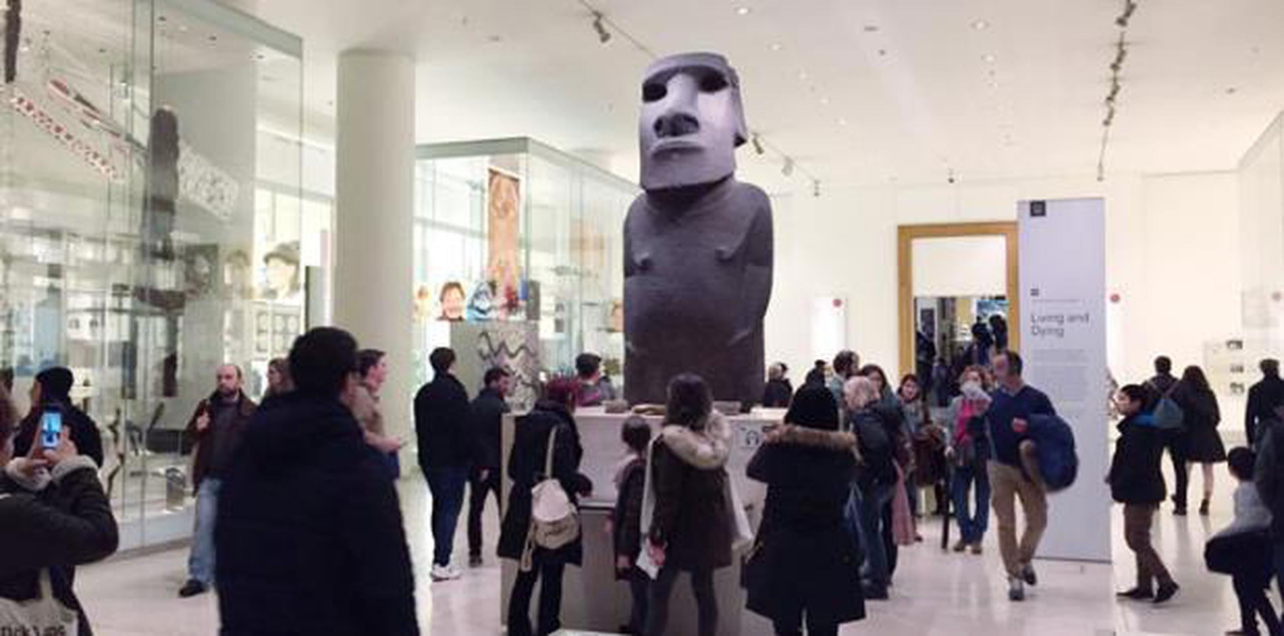 Una delegación de vecinos de Isla de Pascua viajó medio mundo para reclamar que el Museo Británico les devuelvan la estatua. (EMOL)