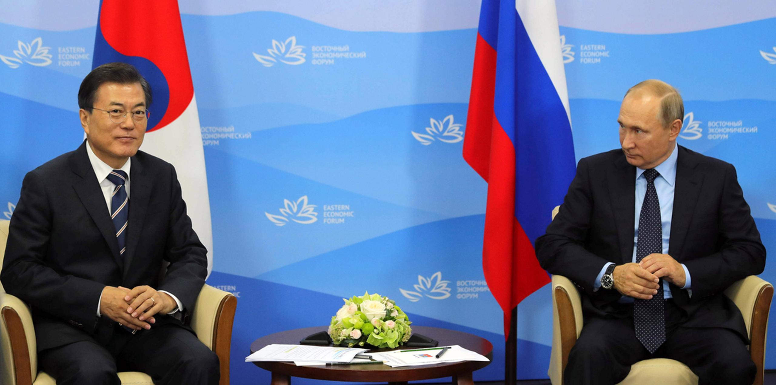 El presidente de Rusia, Vladimir Putin, a la derecha, mira al presidente de Corea del Sur, Moon Jae-in, durante su reunión en el Foro Económico Oriental en Vladivostok, Rusia. (AP)