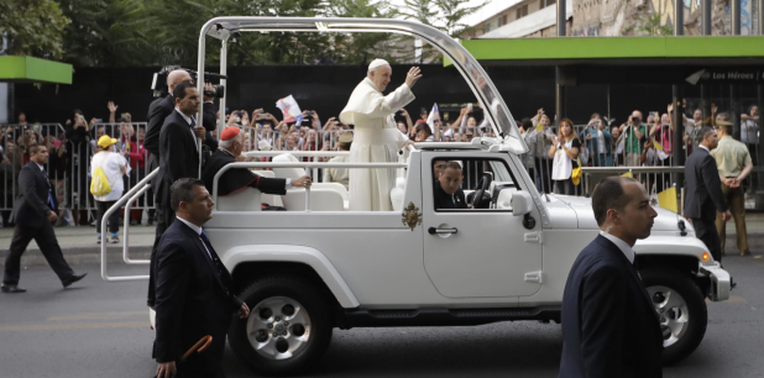 El papa Francisco saluda a sus seguidores camino de la Nunciatura Apostólica en Santiago de Chile. (AP)