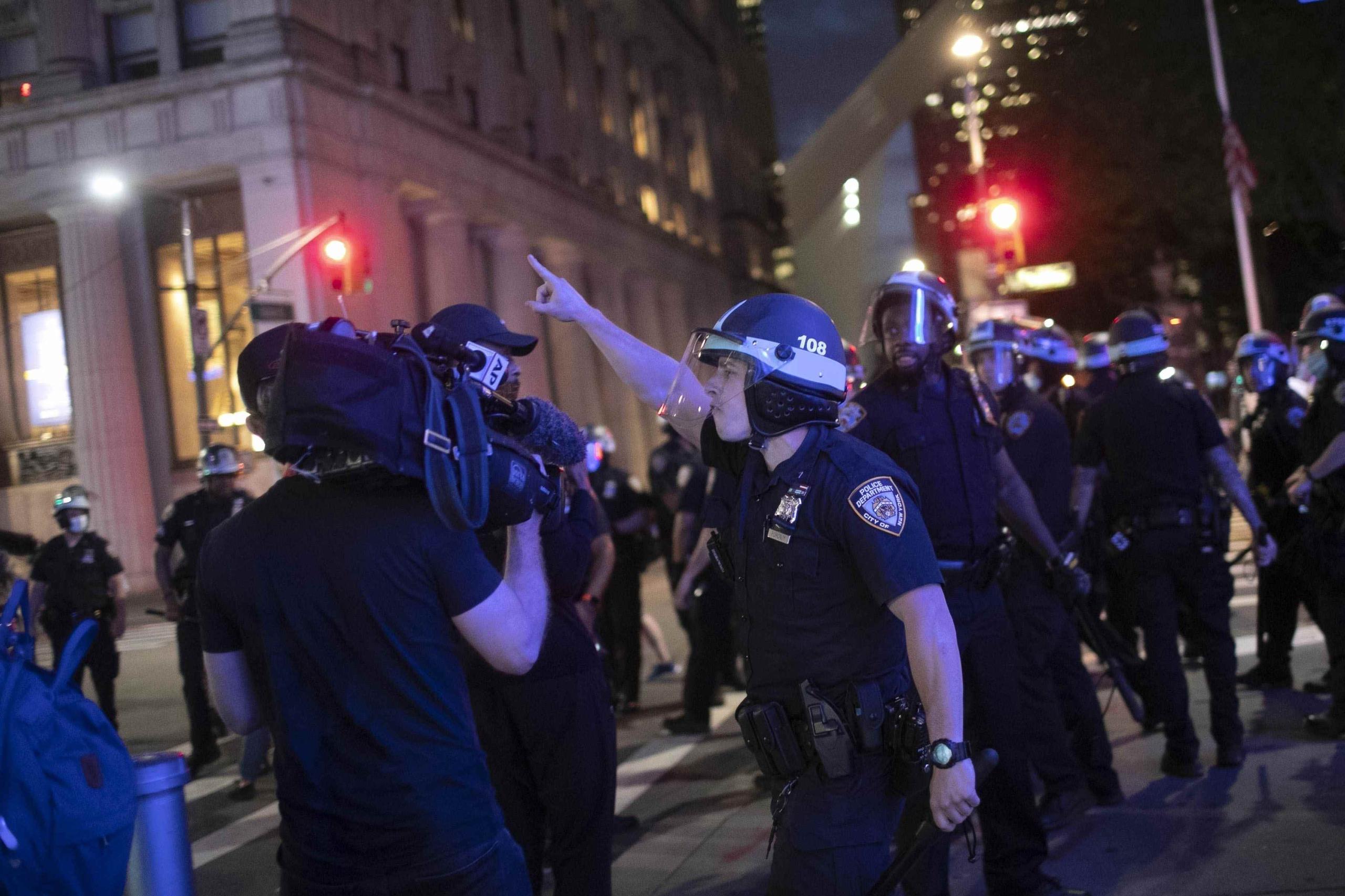 Un policía en Nueva York le grita y ordena al periodista de The Associated Press Robert Bumsted que se vaya para su casa. (AP)