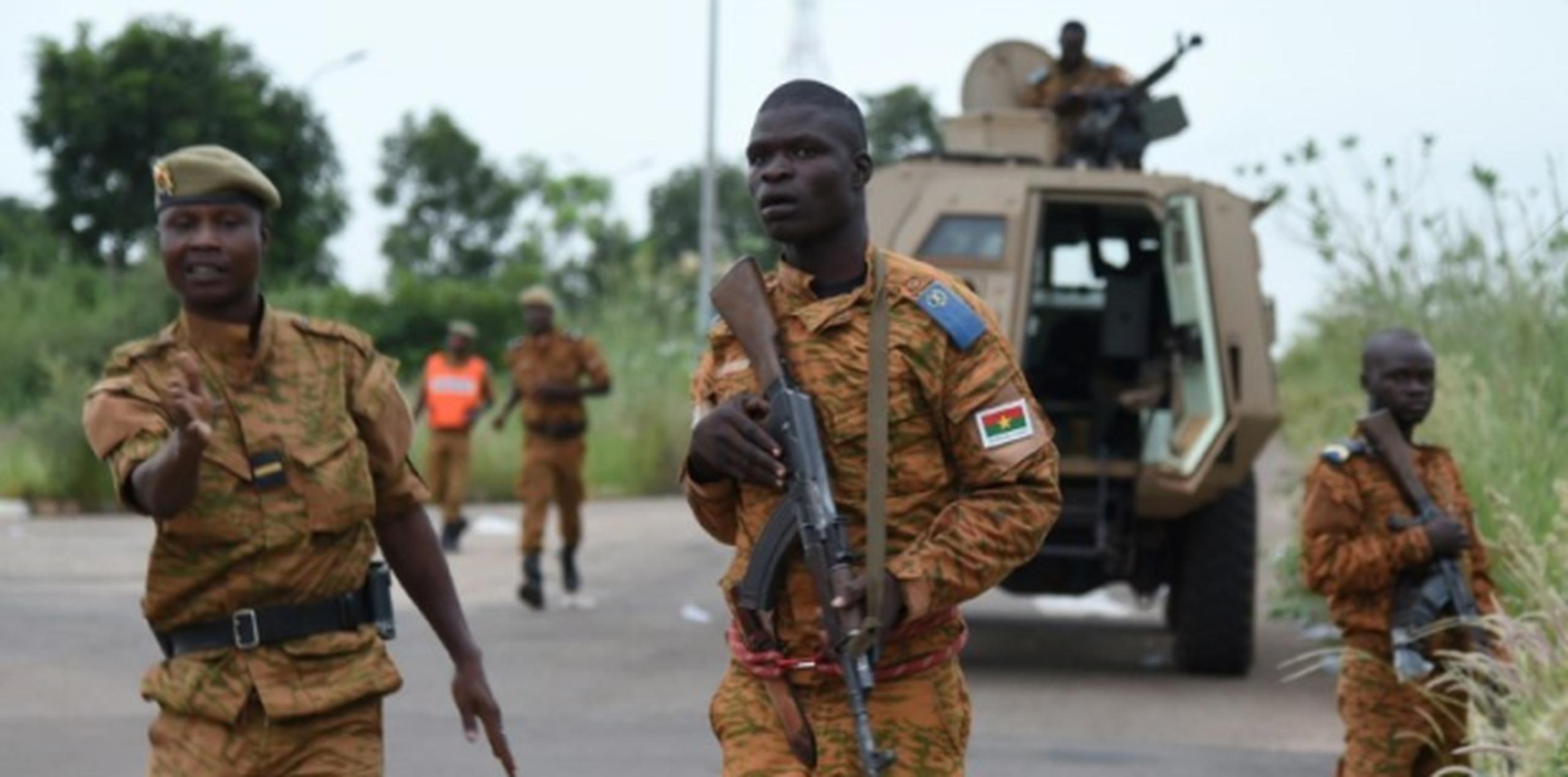 Soldados en Burkina Fasso prestan vigilancia en una carretera. (AFP)