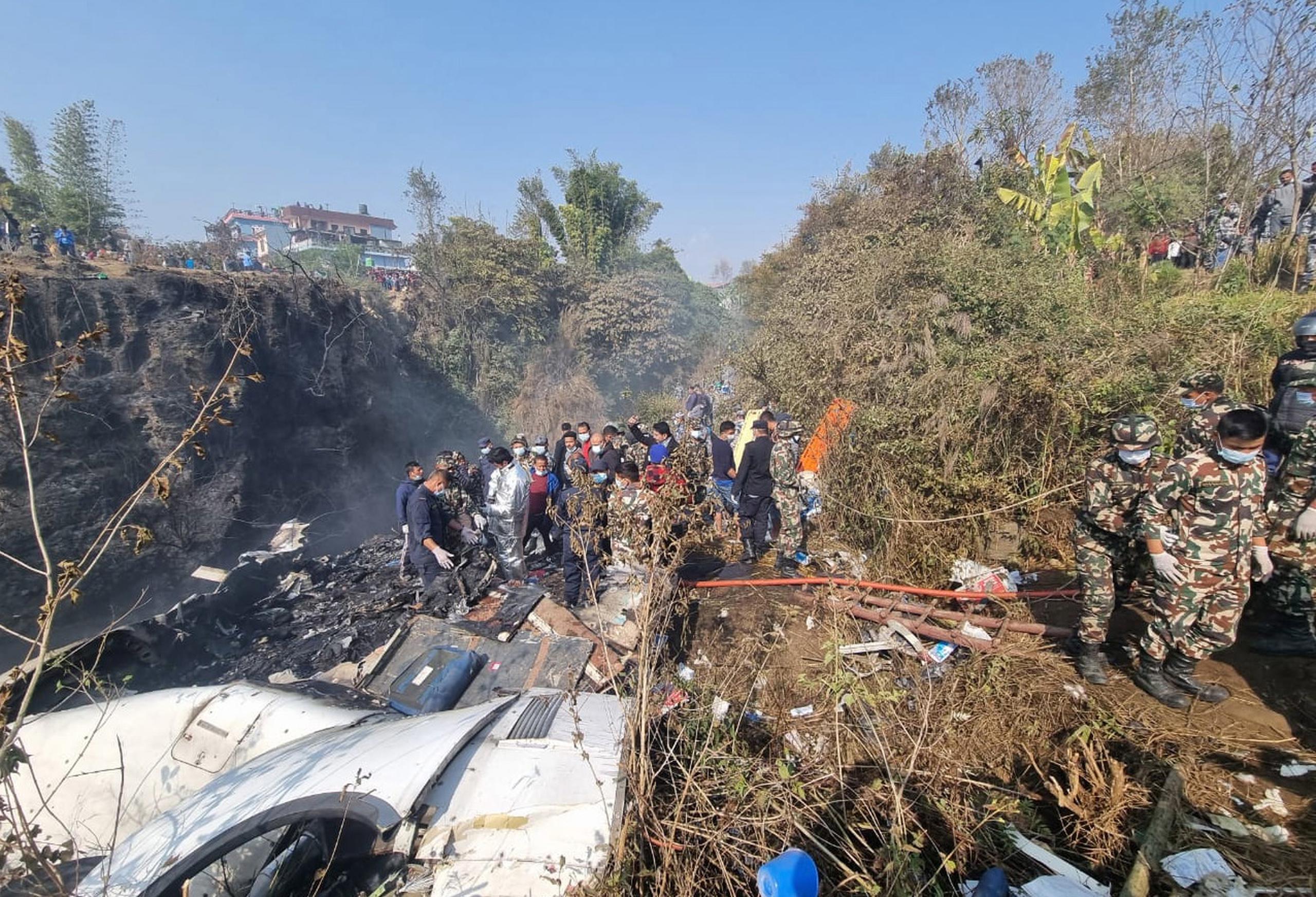 Lugar del centro de Nepal en el que se ha estrellado un avion de Yeti Airlines con más de setenta pasajeros y al menos una veintena de muertos  (EFE/EPA/BIJAYA NEUPANE)