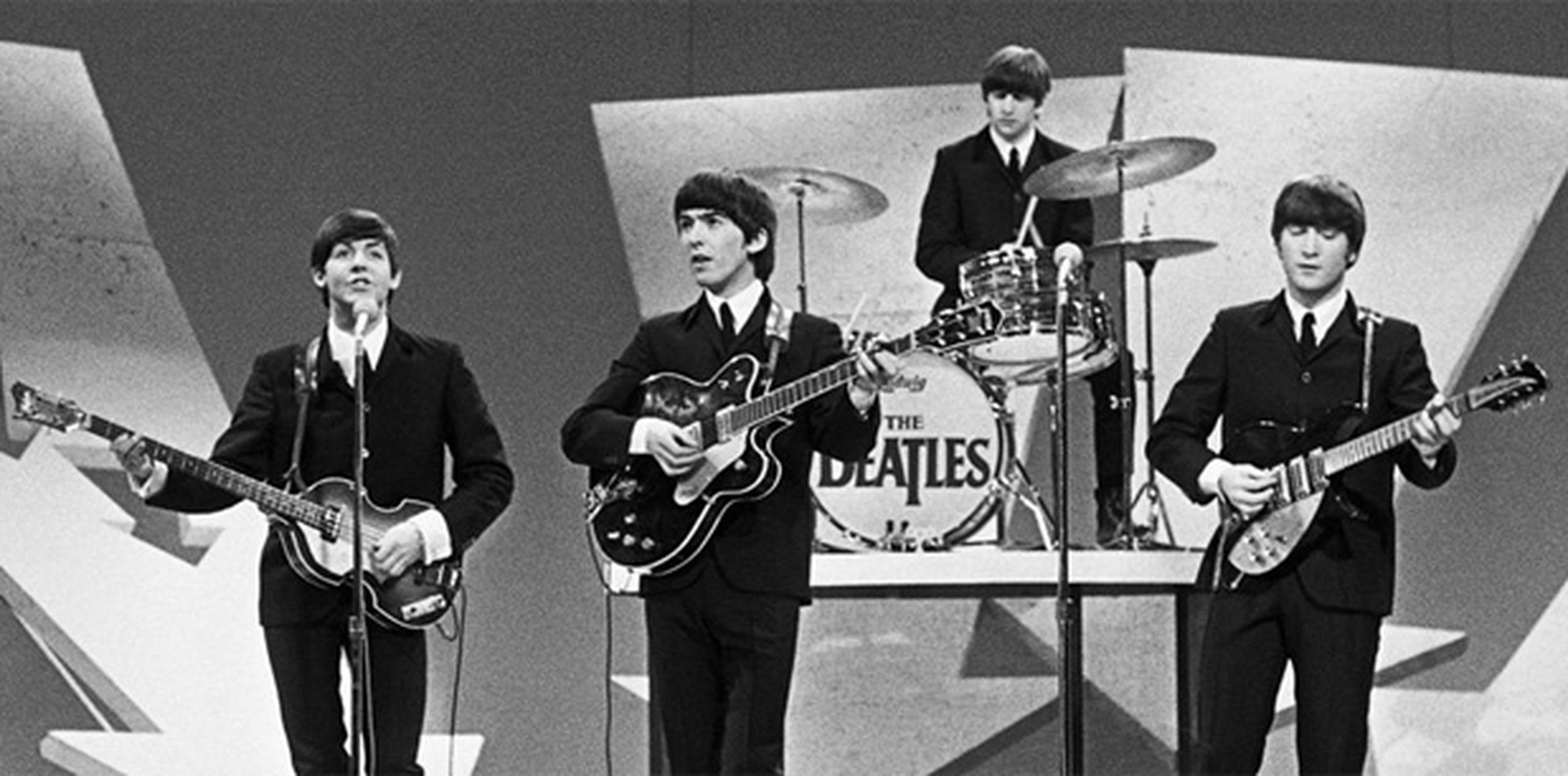 Los Beatles hicieron su debut en "The Ed Sullivan Show", el programa televisivo semanal de variedades más popular de aquel entonces, el domingo 9 de febrero de 1964.