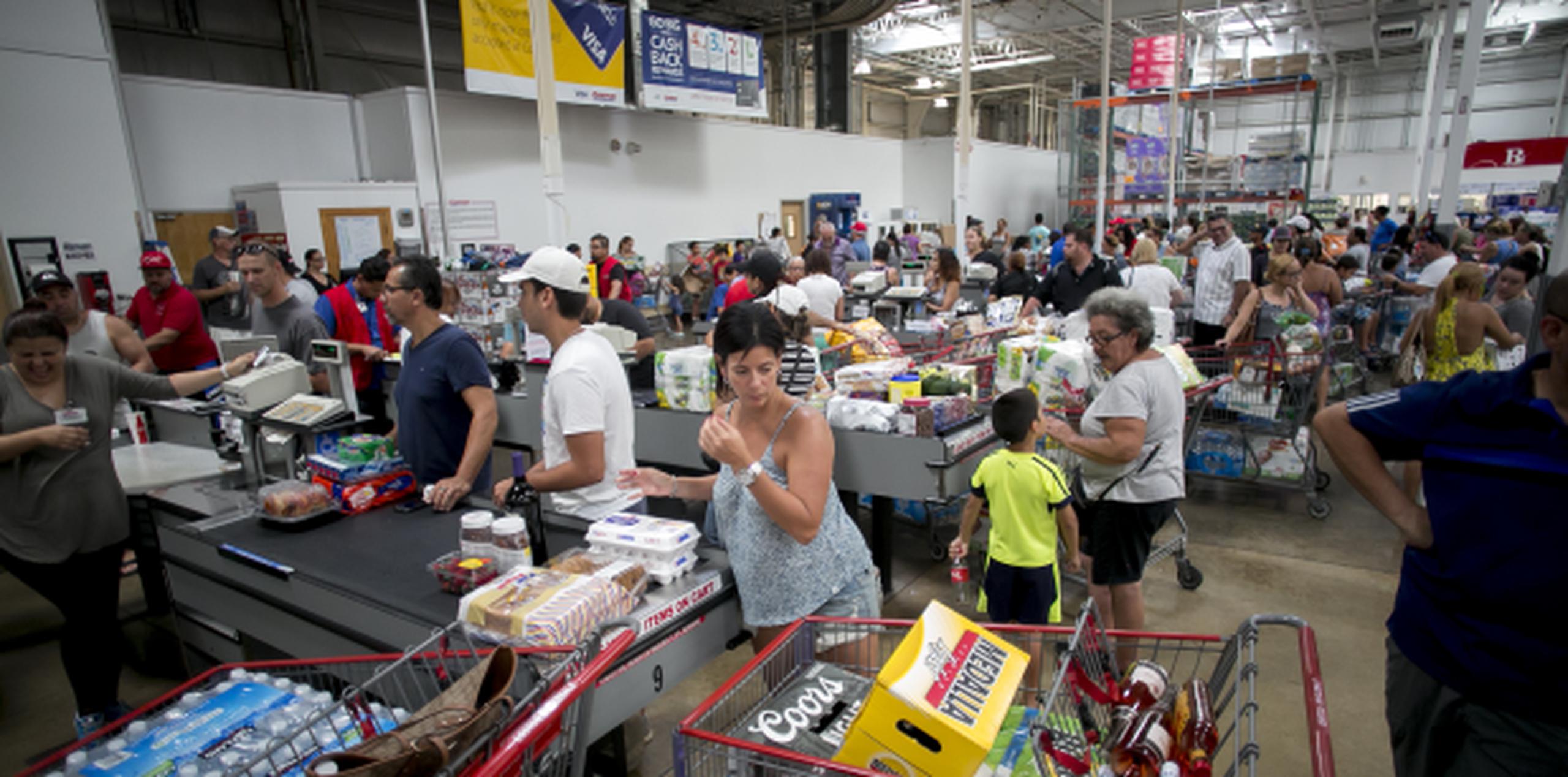 Largas filas en los supermercados Primera Hora