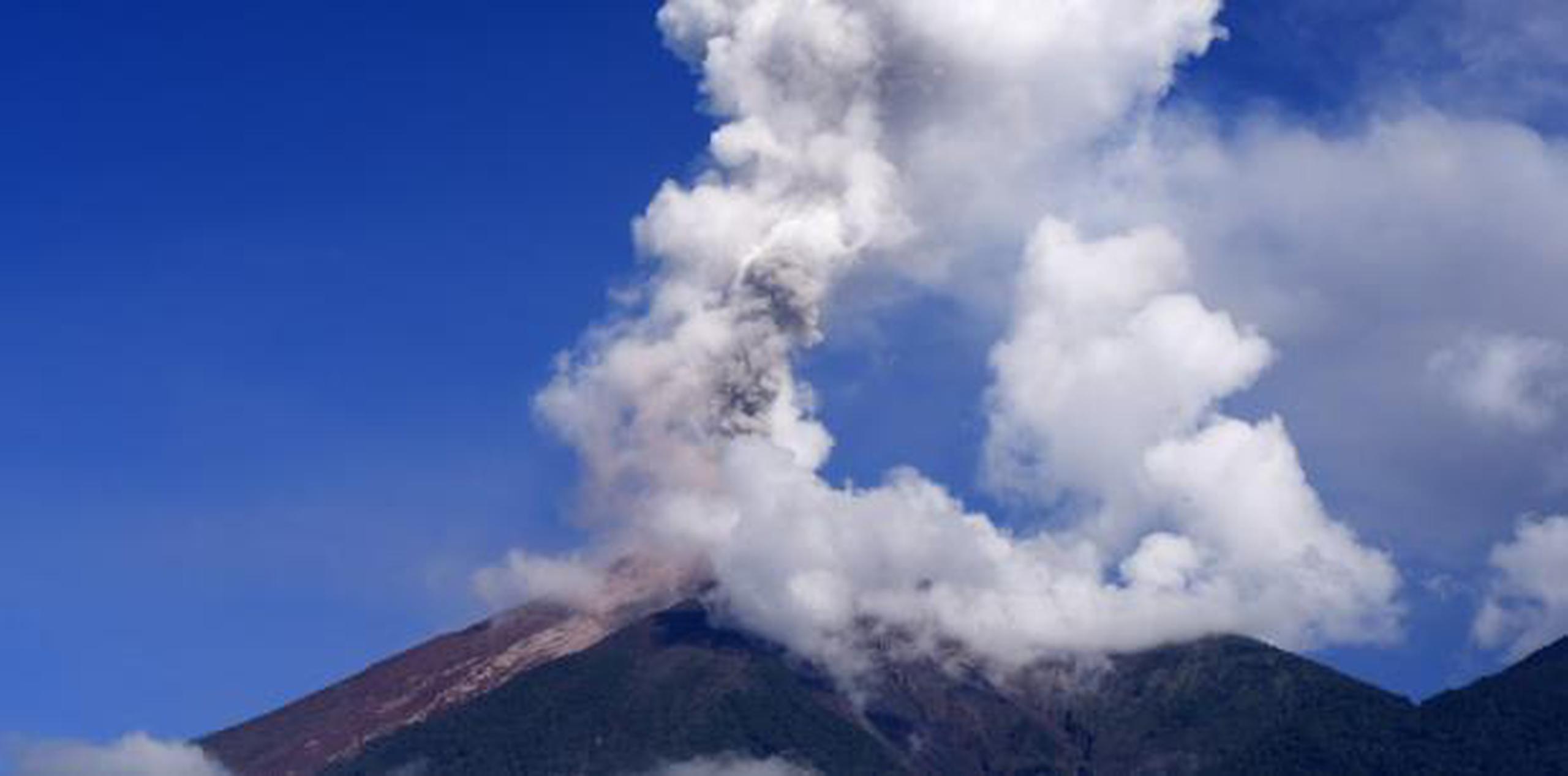 La ceniza se desplaza hasta una distancia de 25 kilómetros al noroeste y norte del edificio volcánico. (EFE)