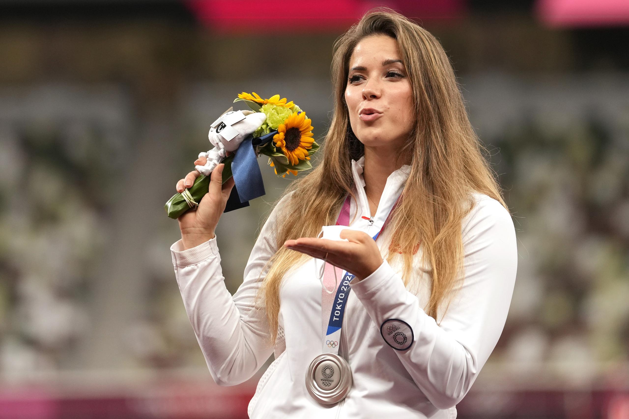 María Andrejczyk podrá conservar su medalla porque la compañía que ganó la subasta le ha dicho que se quede con ella.
