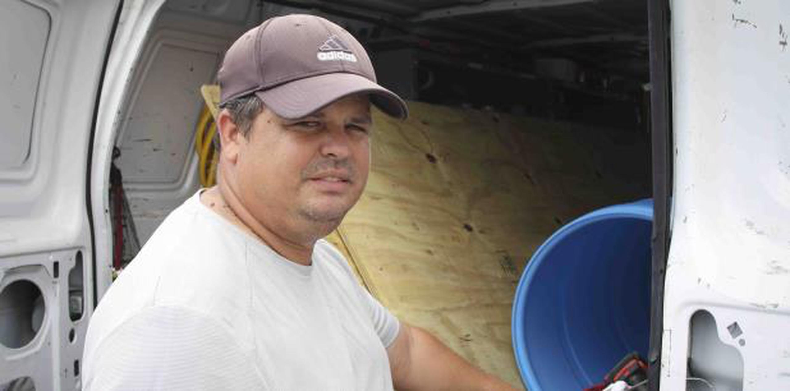 Omar Torres monta los panales que compro como preparativo al huracán Dorian (Ángel M. Rivera / Especial para Primera Hora)