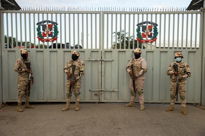 Militares dominicanos vigilan en el portón fronterizo con Haití en el paso ubicado en Dajabón (República Dominicana). EFE/Orlando Barría
