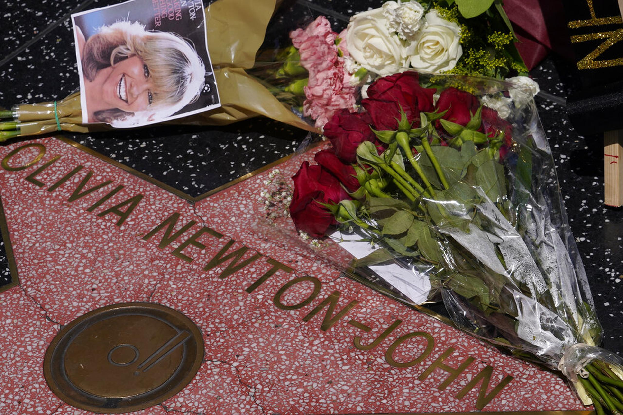 Personas han llevado flores a la estrella de Olivia Newton-John en el Paseo de la Fama de Hollywood tras su muerte.