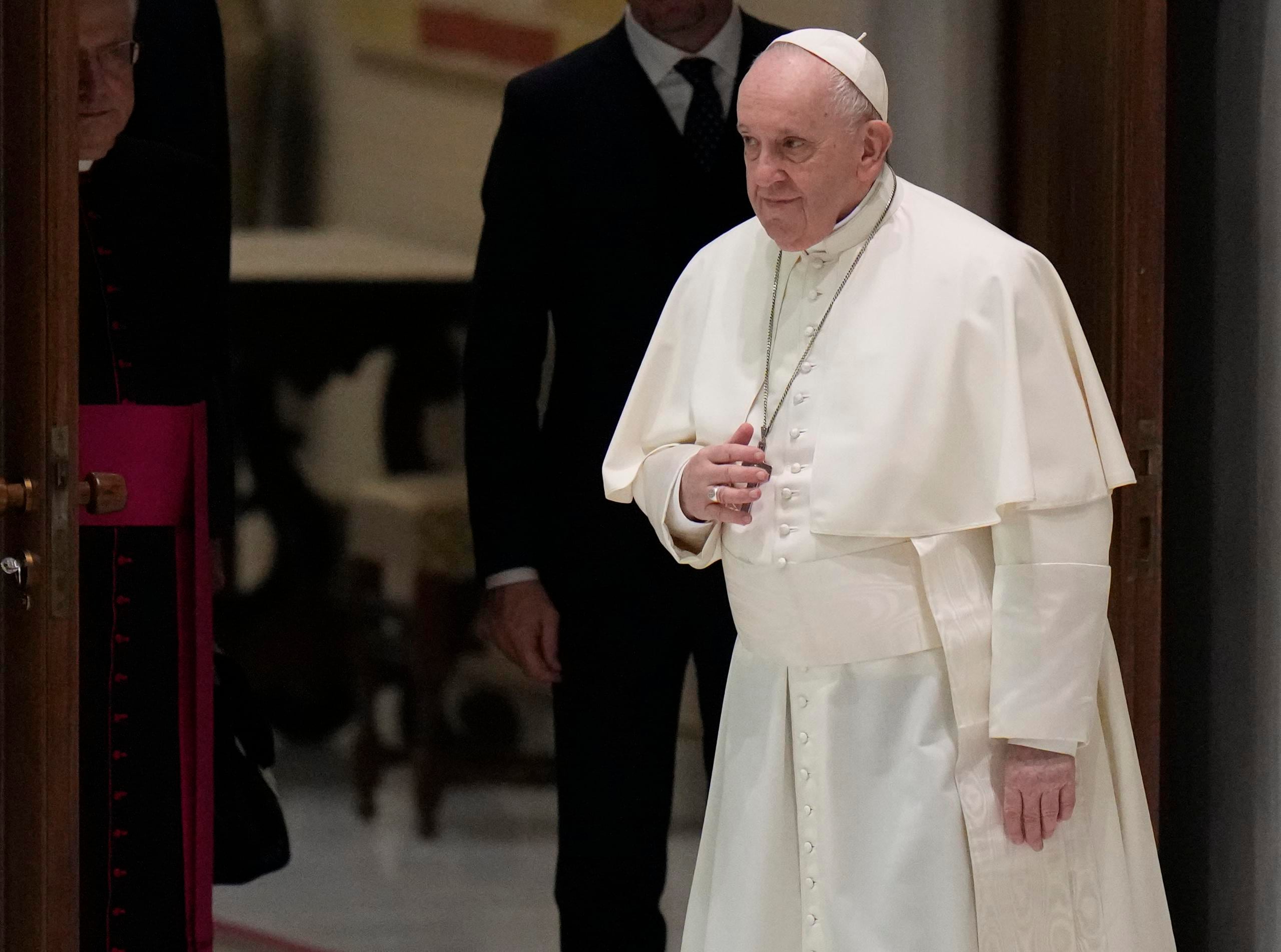 El papa Francisco llega a su audiencia general semanal, en el salón Pablo VI, en el Vaticano, el 26 de enero de 2022.