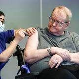 Noruega ajusta vacunación contra COVID-19 tras muertes