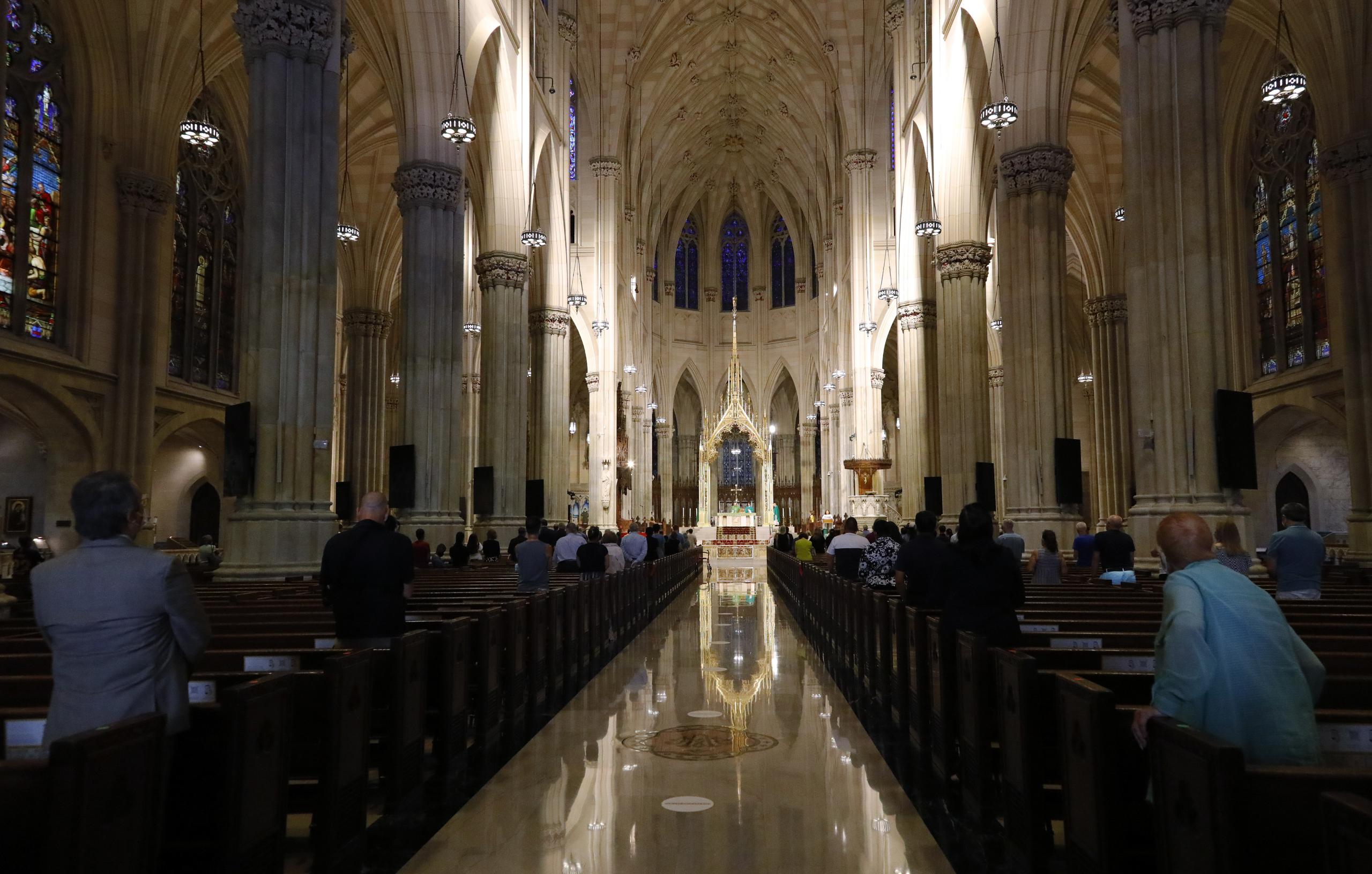 Fotografía de archivo donde se observa el interior de la icónica catedral de San Patricio, en la Quinta Avenida, en Nueva York. EFE/EPA/JASON SZENES
