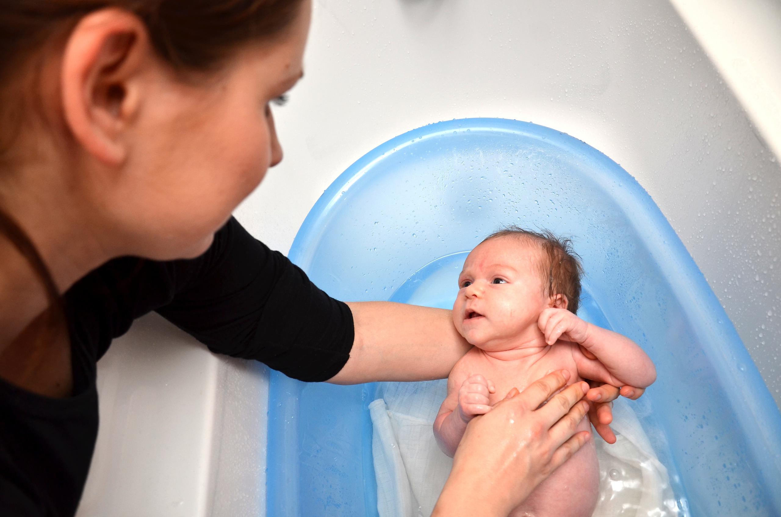 Nunca dejes solo a un bebé al momento del baño. Basta con unos segundos para que ocurra un suceso lamentable.