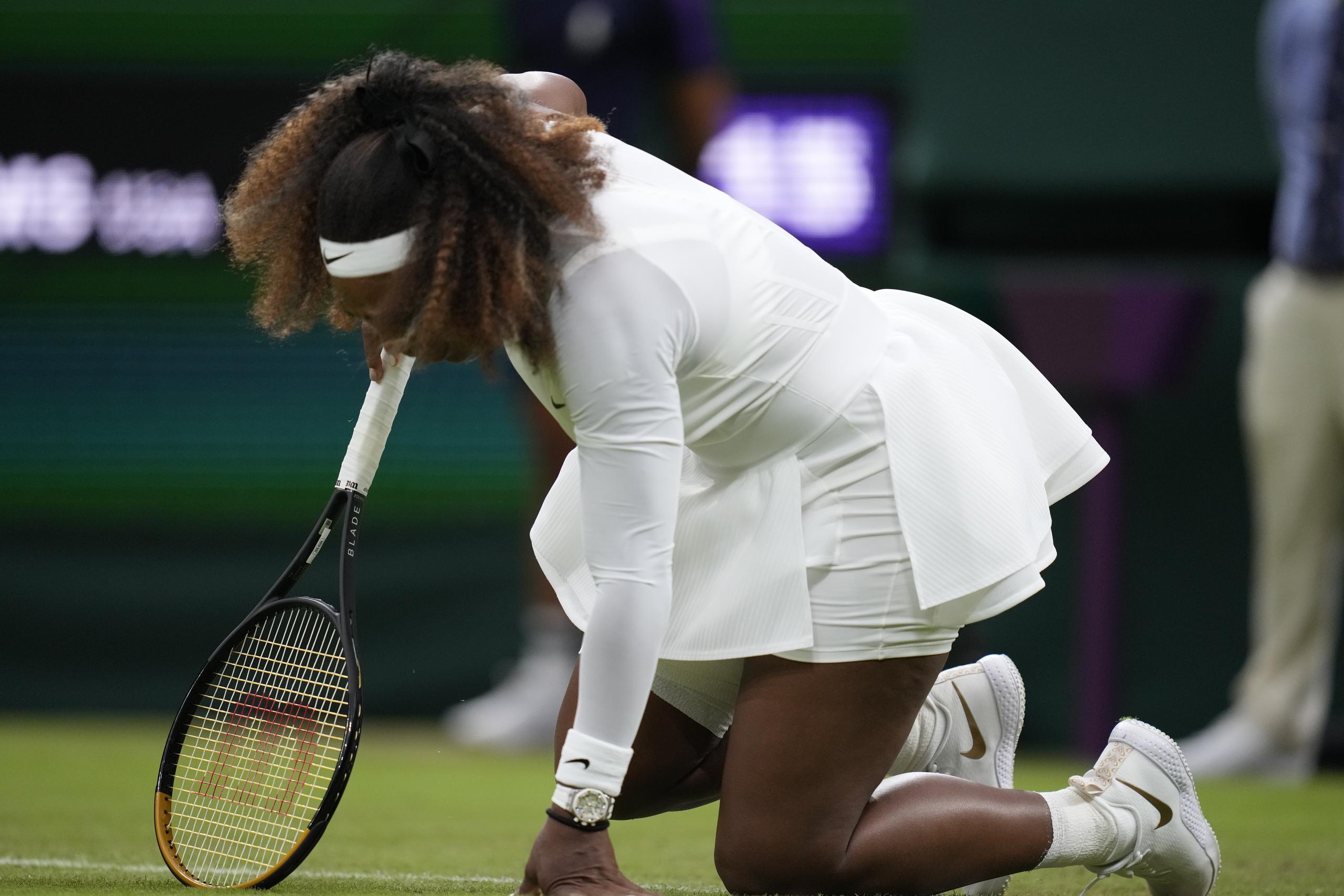 Serena Williams cayó al suelo durante el partido de primera ronda ante Aliaksandra Sasnovich.