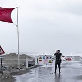 Chocan dos barcos frente a la costa neerlandesa en día de fuerte tormenta