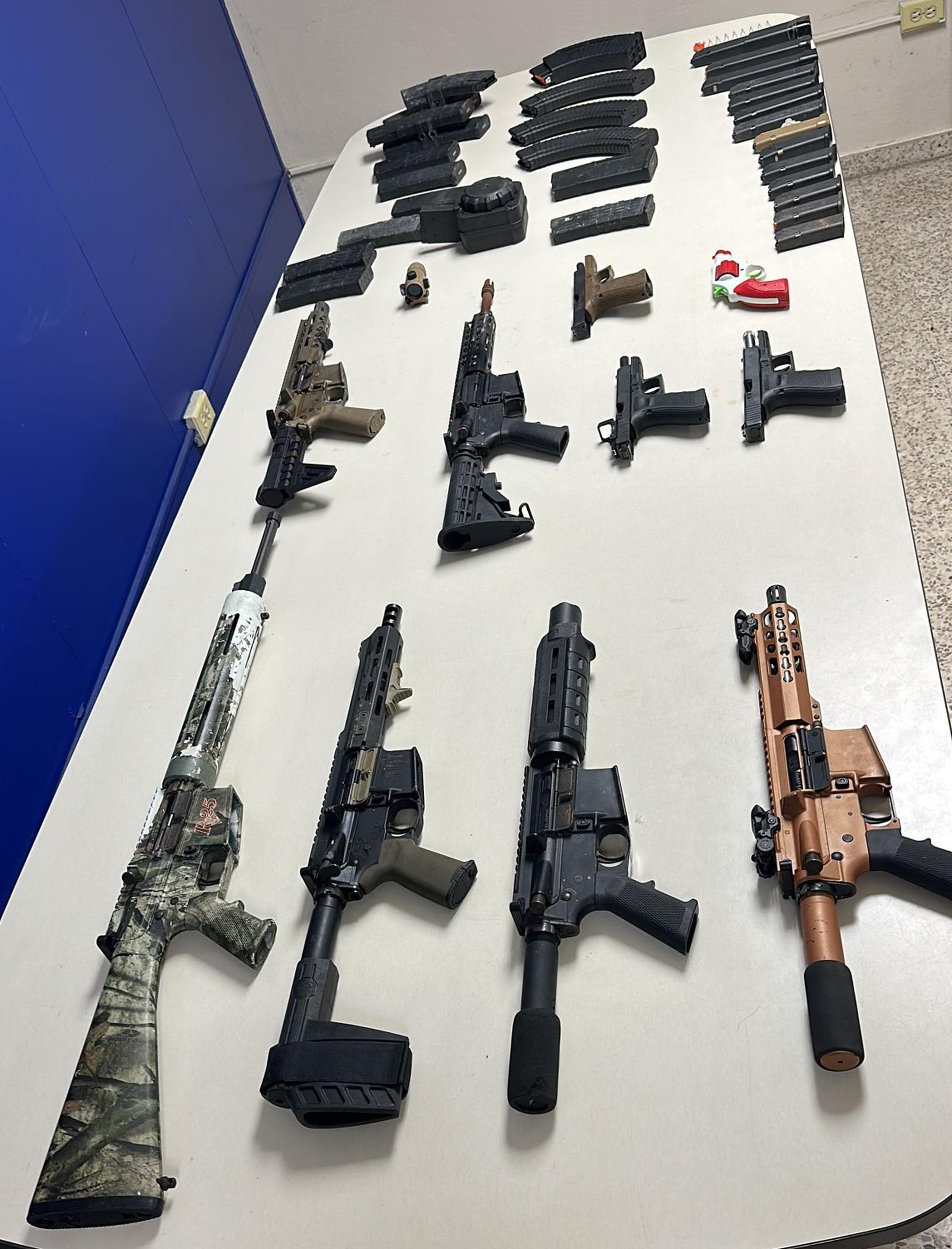 Armas de alto poder ocupadas durante el allanamiento en un presunto almacén de la organización Las FARC en Santurce.