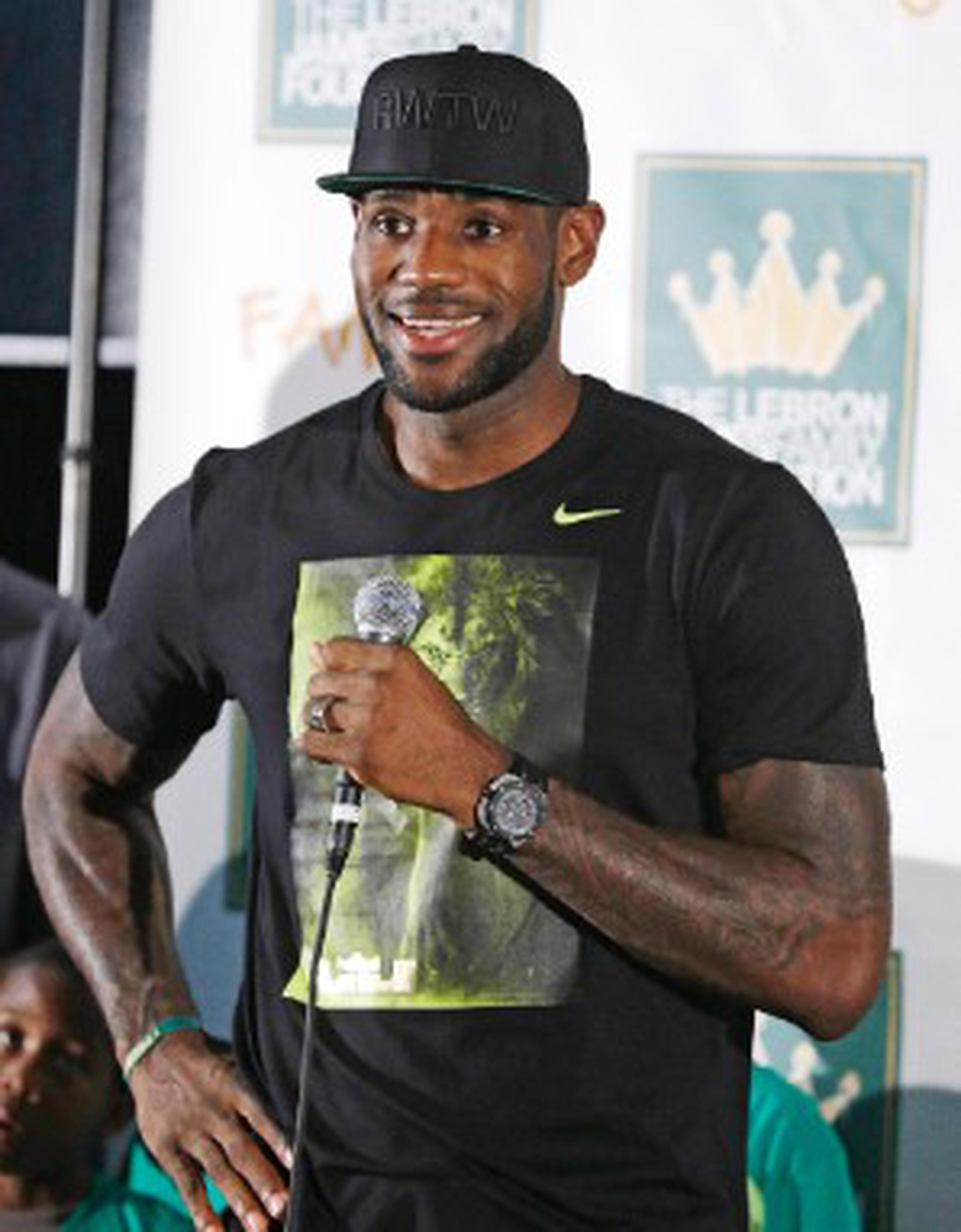 LeBron James se expresó muy contento con la posible llegada de Kevin Love a los Cavaliers. (AP / Tony Dejak)