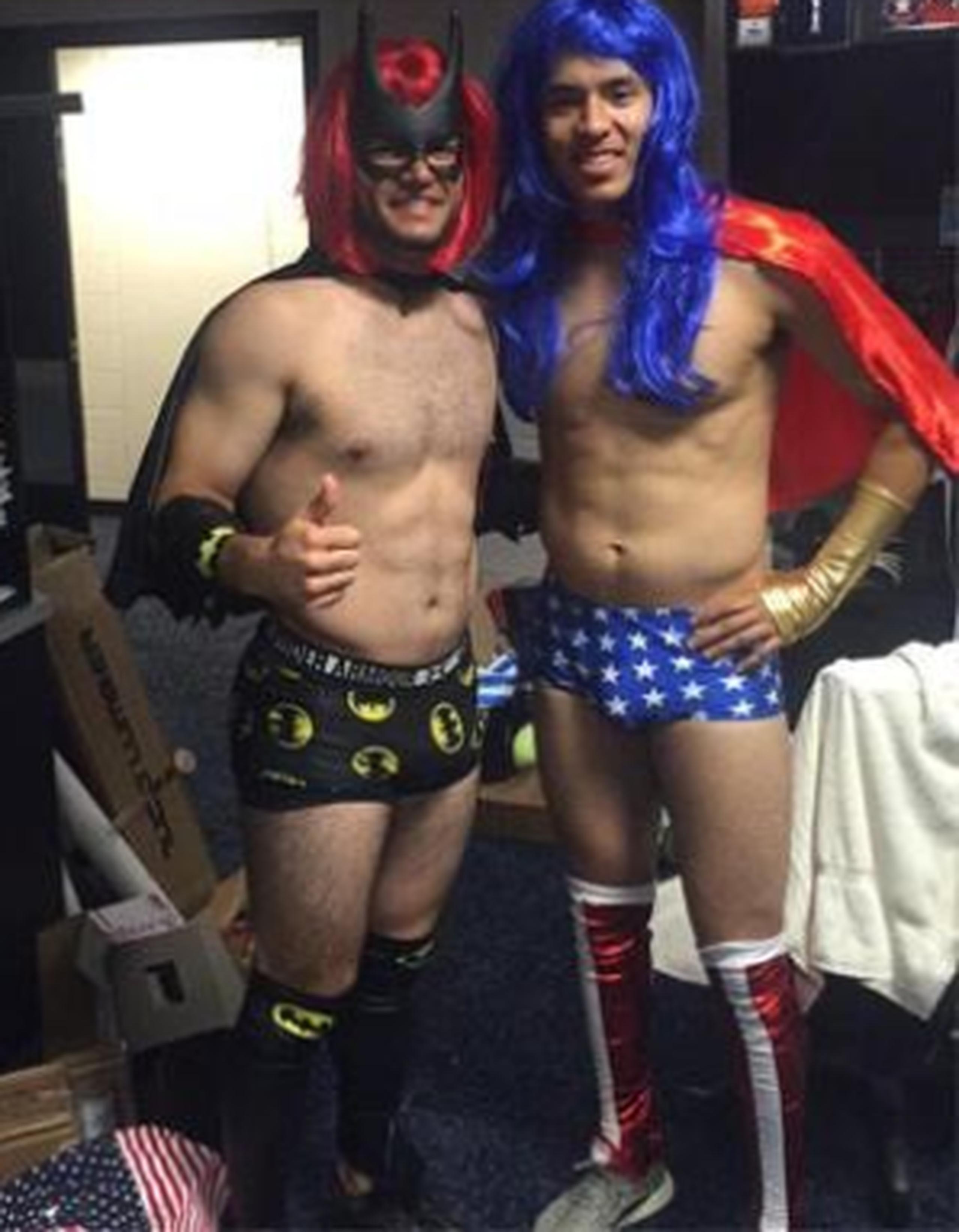 En septiembre del año pasado, Carlos Correa (derecha) subió a su cuenta de Twitter esta foto en la que aparece disfrazado de la "Mujer Maravilla" junto con el también novato Lance McCullers, Jr. (Archivo)