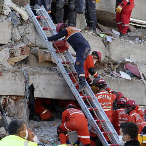 Cadenas de rescatistas tras terremoto en Grecia y Turquía