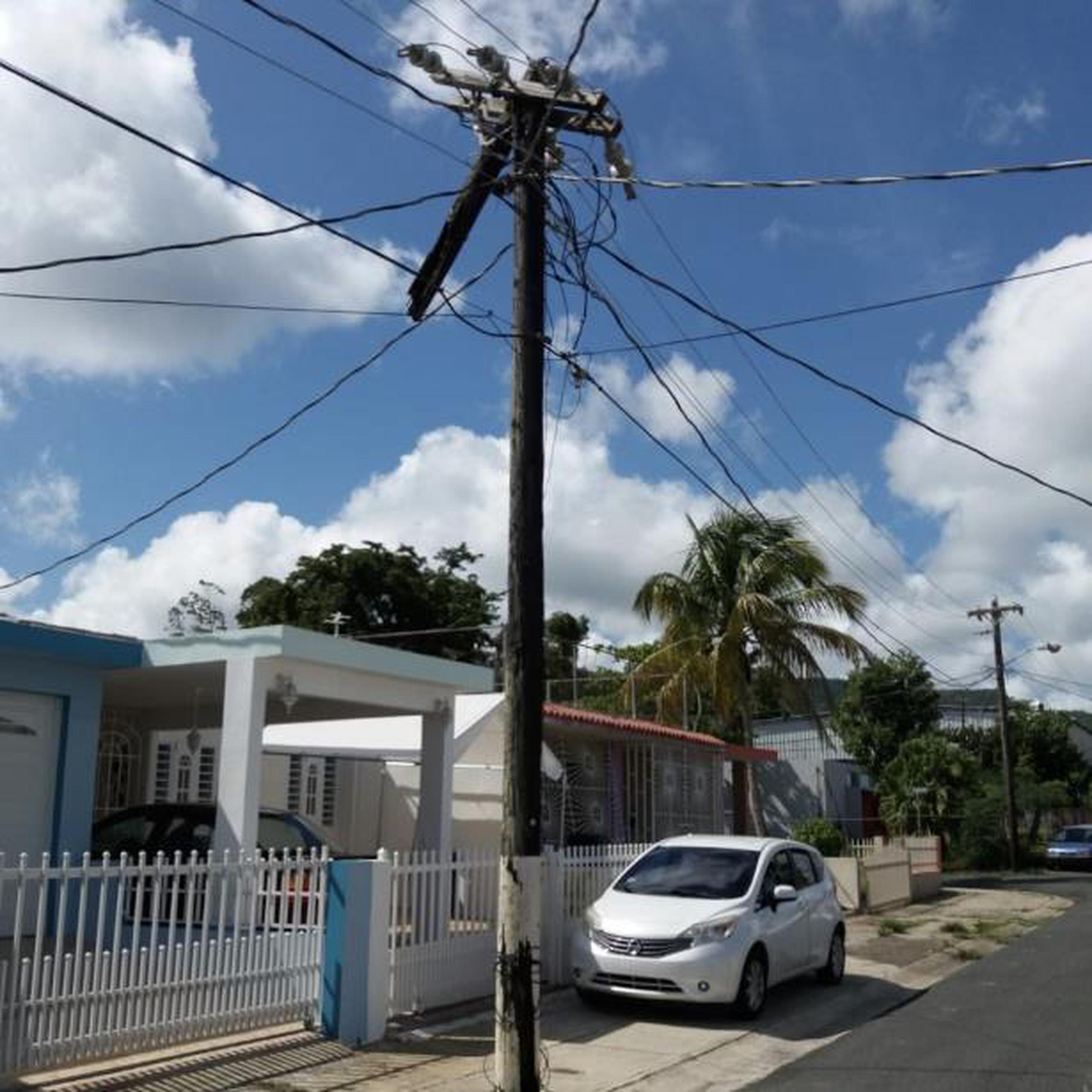 El poste "podrido" ubica en la calle #4 de la urbanización La Planicie en Cayey. (Suministrada)