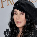 Cher presume y besa a su novio 40 años menor que ella