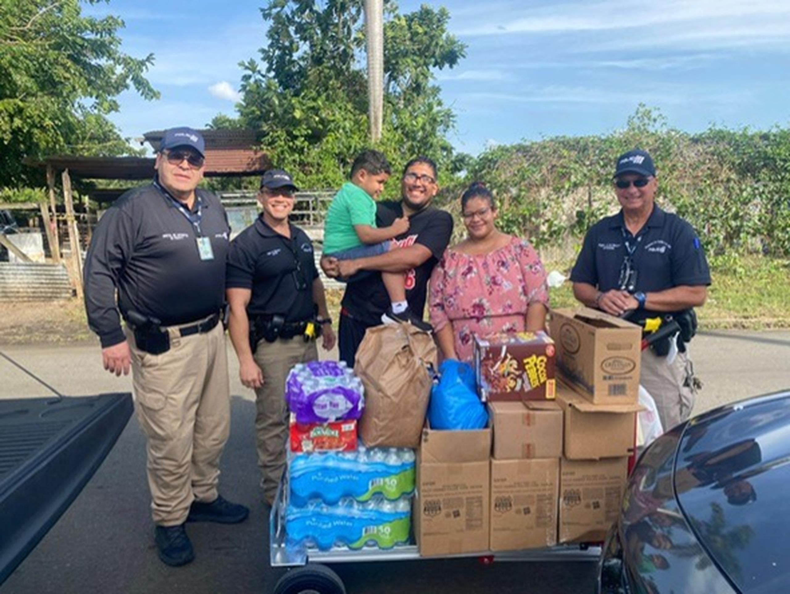 Policías del área policíaca de Mayagüez entregaron un donativo de alimentos a una familia del residencial San Andrés, en San Sebastián.