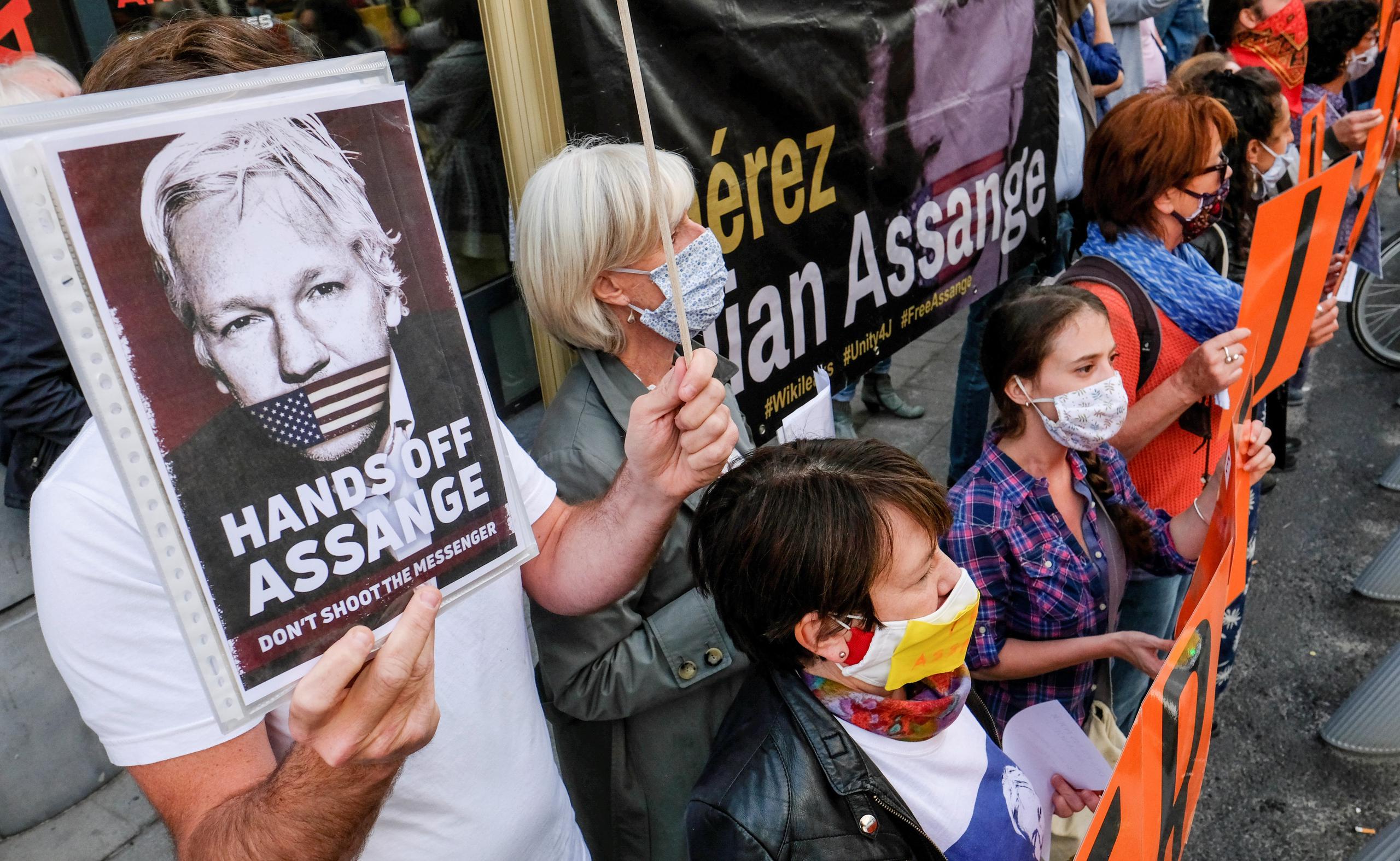 Detenido inicialmente en 2010 en el Reino Unido a petición de Suecia por un caso de violación que ya ha sido archivado, Assange ha pasado los últimos diez años confinado.