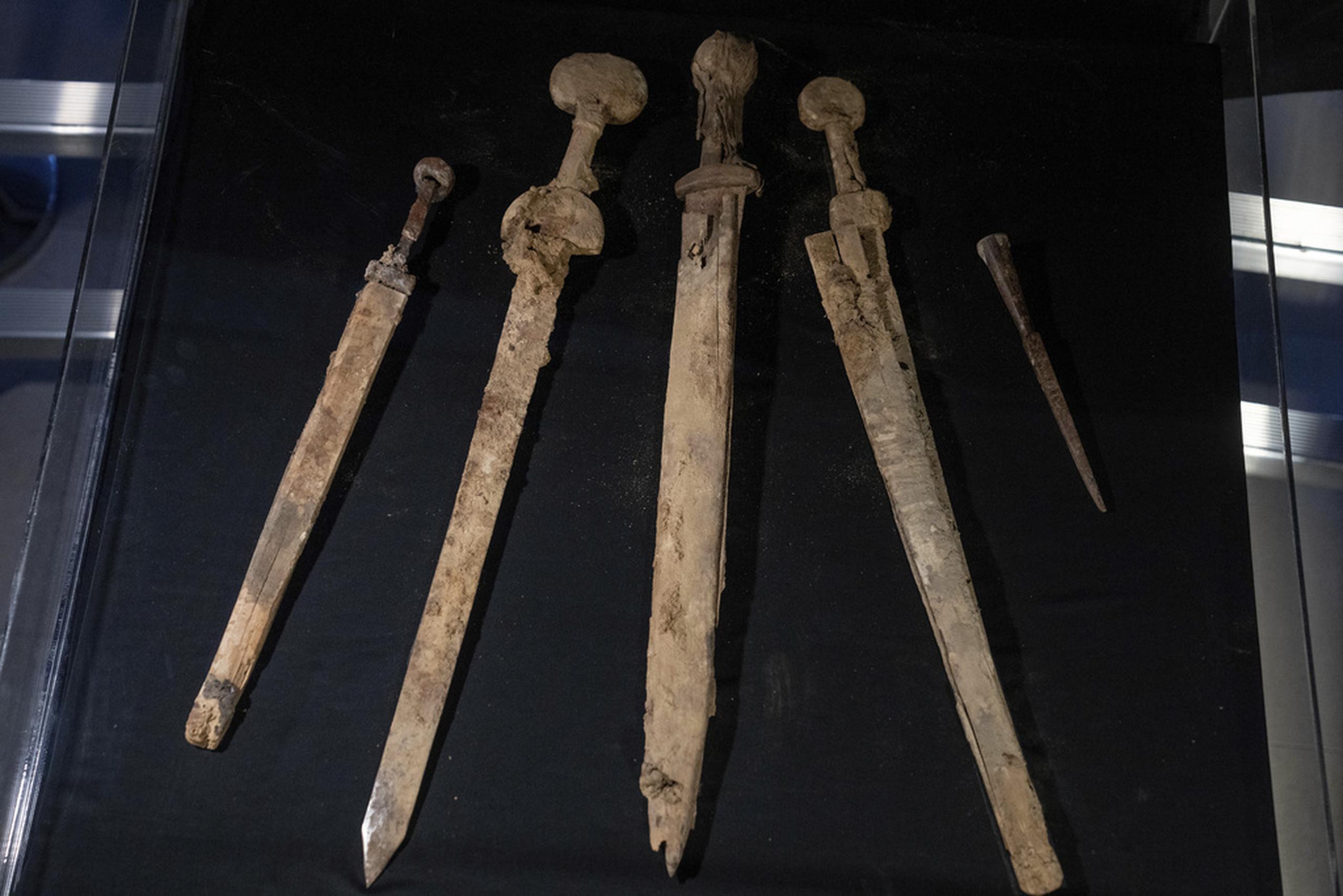 Las hojas metálicas de tres de las espadas tienen una longitud de entre 60 y 65 centímetros, y por su dimensión han sido identificadas como las espadas propias que tenían los militares romanos.