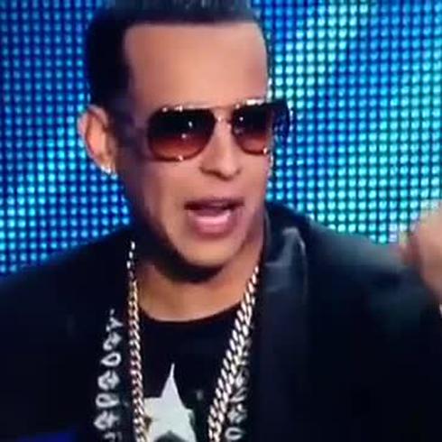 Daddy Yankee tira descarga en Premios Tu Mundo