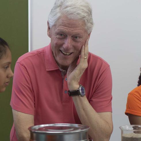 Bill Clinton visita una organización comunitaria en Cataño
