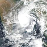 Ciclón Amphan toca tierra como un huracán categoría 3