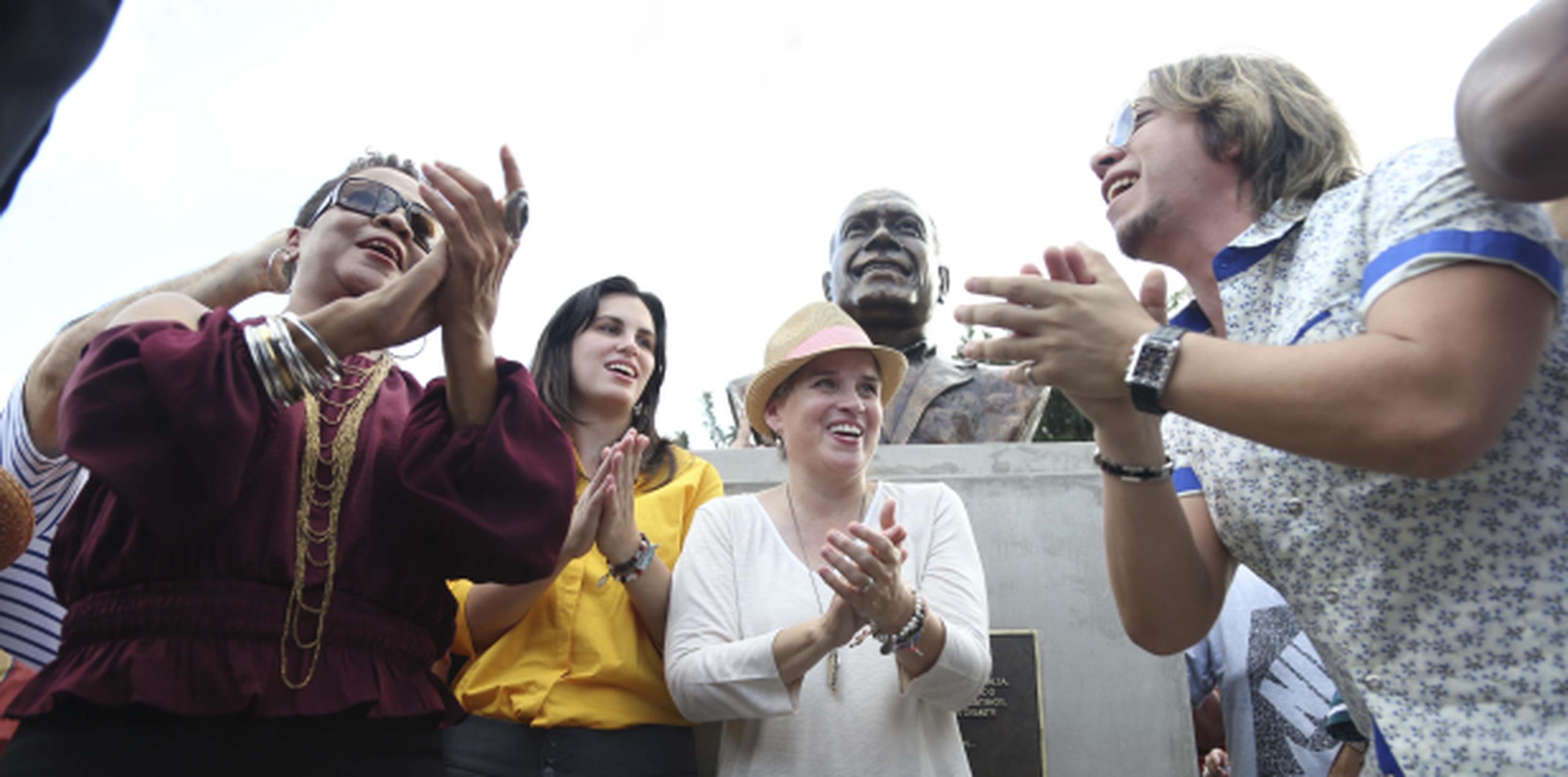 La alcaldesa de San Juan, Carmen Yulín Cruz (centro), junto a Choco Orta y José Juan Hernández tras develar el busto. (Foto/ Wanda Liz Vega)